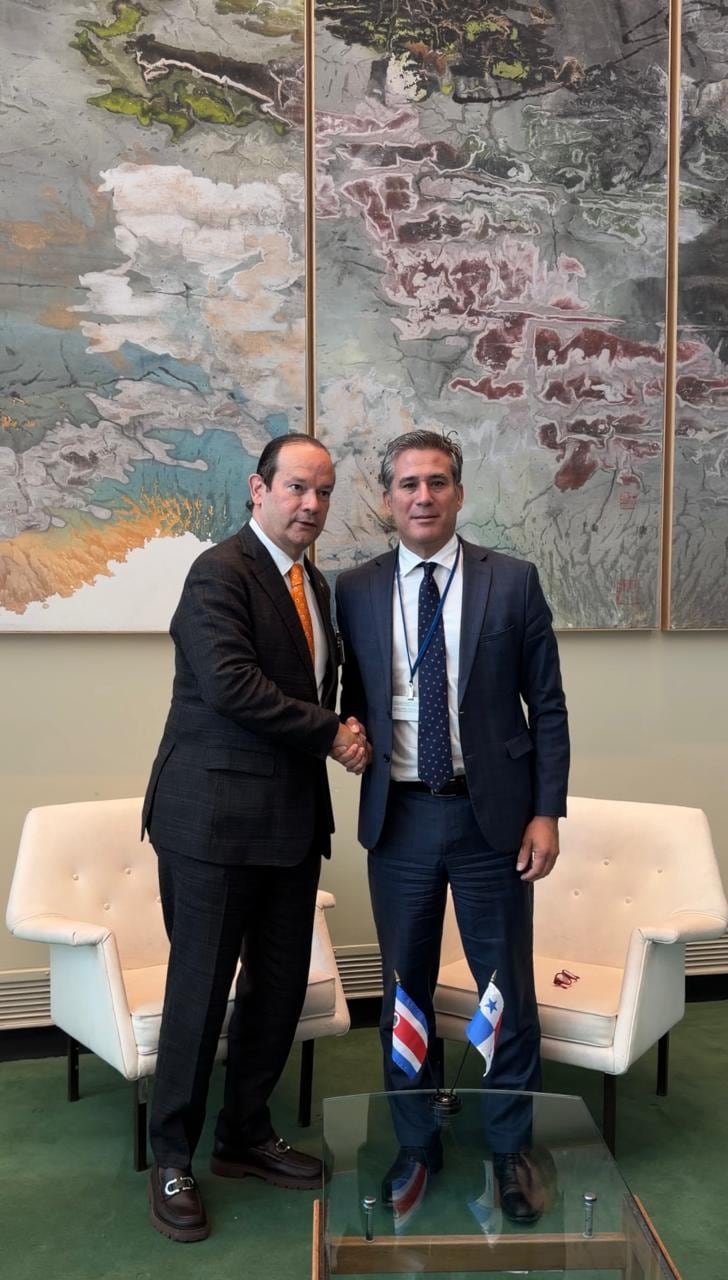 Manuel Tovar (derecha), canciller de Costa Rica, se reunió con su homólogo panameño Javier Martínez-Ancha.