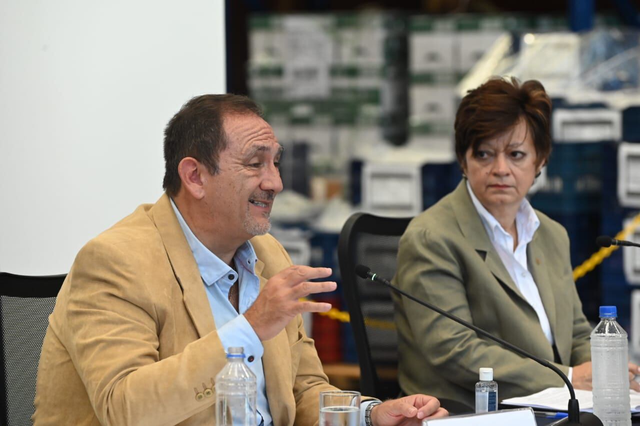 Héctor Fernández, director del Registro Electoral, y Eugenia Zamora, presidenta del Tribunal Supremo de Elecciones