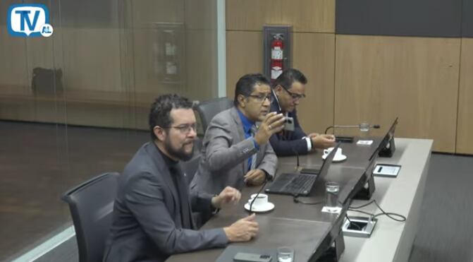 Nogui Acosta, ministro de Hacienda, muestra a los diputados desde su celular un contador en el que afirma que a Hacienda Digital le restan 328 días, 9 horas, 0 minutos y 12 segundos, es decir, 11 meses, para que sea una realidad. Foto: captura de video.