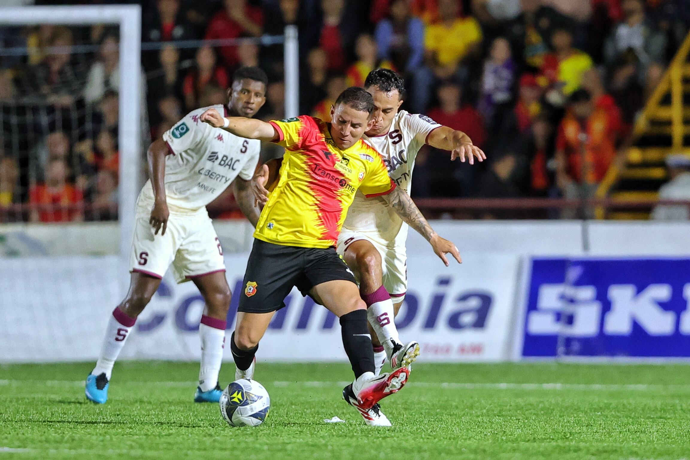17/09/2025/ Juego entre el Club Sport Herediano vs Saprissa por el torneo apertura 2025 de la Liga Promerica en el estadio Carlos Alvarado / foto John Durán