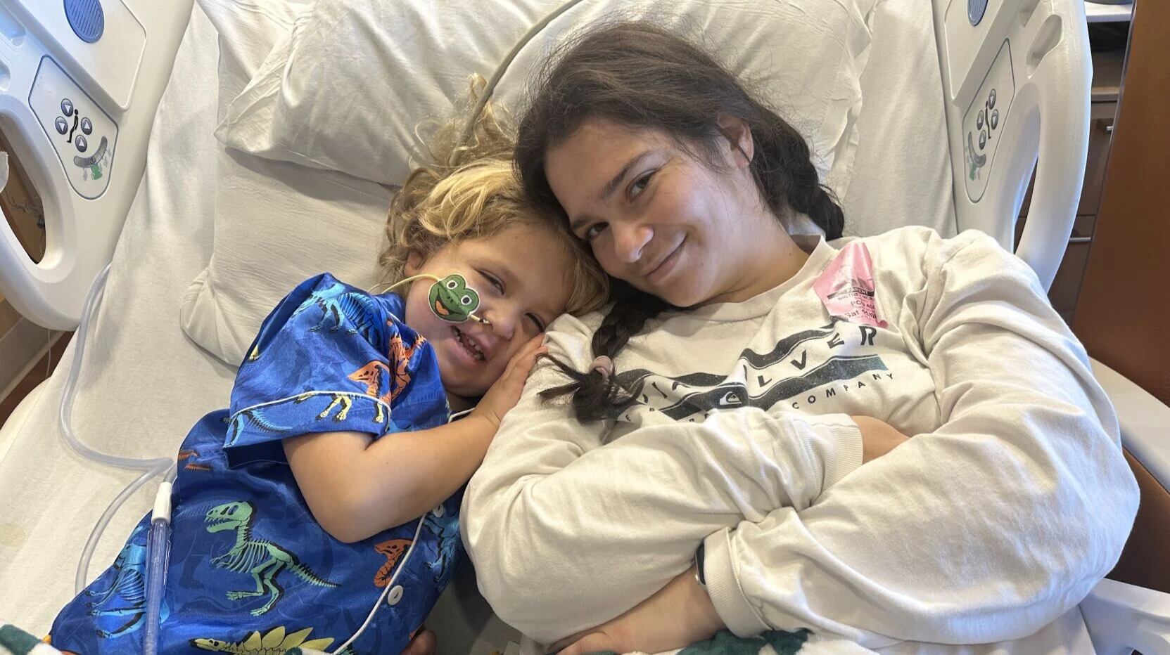 Una madre y su hijo de 4 años recibieron diagnóstico de cáncer con una hora de diferencia. Ambos iniciaron tratamiento casi al mismo tiempo.