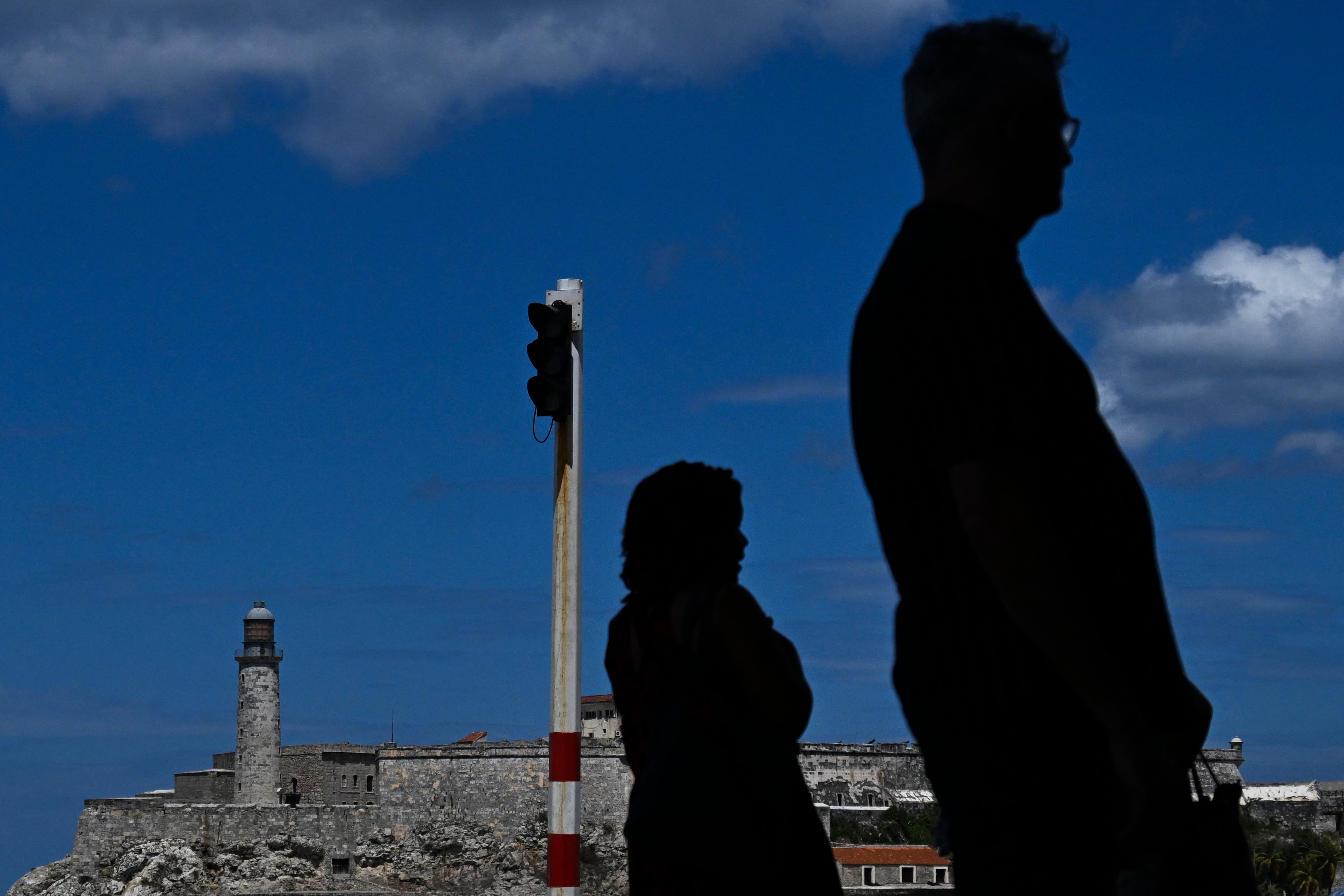 Cuba sufre apagón total por crisis energética y bloqueo