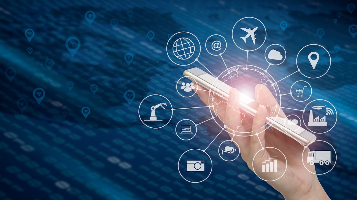 Primer plano de mano sosteniendo un teléfono celular inteligente desde el cual se puede acceder a información de todo tipo. Inteligencia artificial, IA