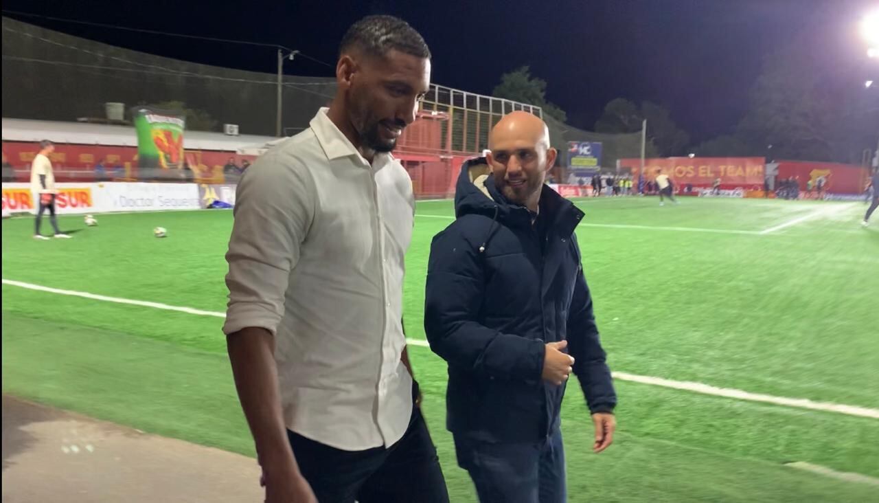 Marcel Hernández (izq.) junto a José Pablo García, periodista del Herediano, en el Estadio Carlos Alvarado de Santa Bárbara.