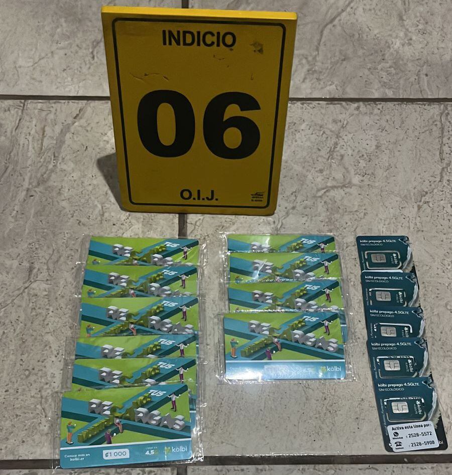 Agentes del OIJ de Cartago decomisaron varios chips telefónicos en la casa del principal sospechoso de cometer estafas mediante SMS