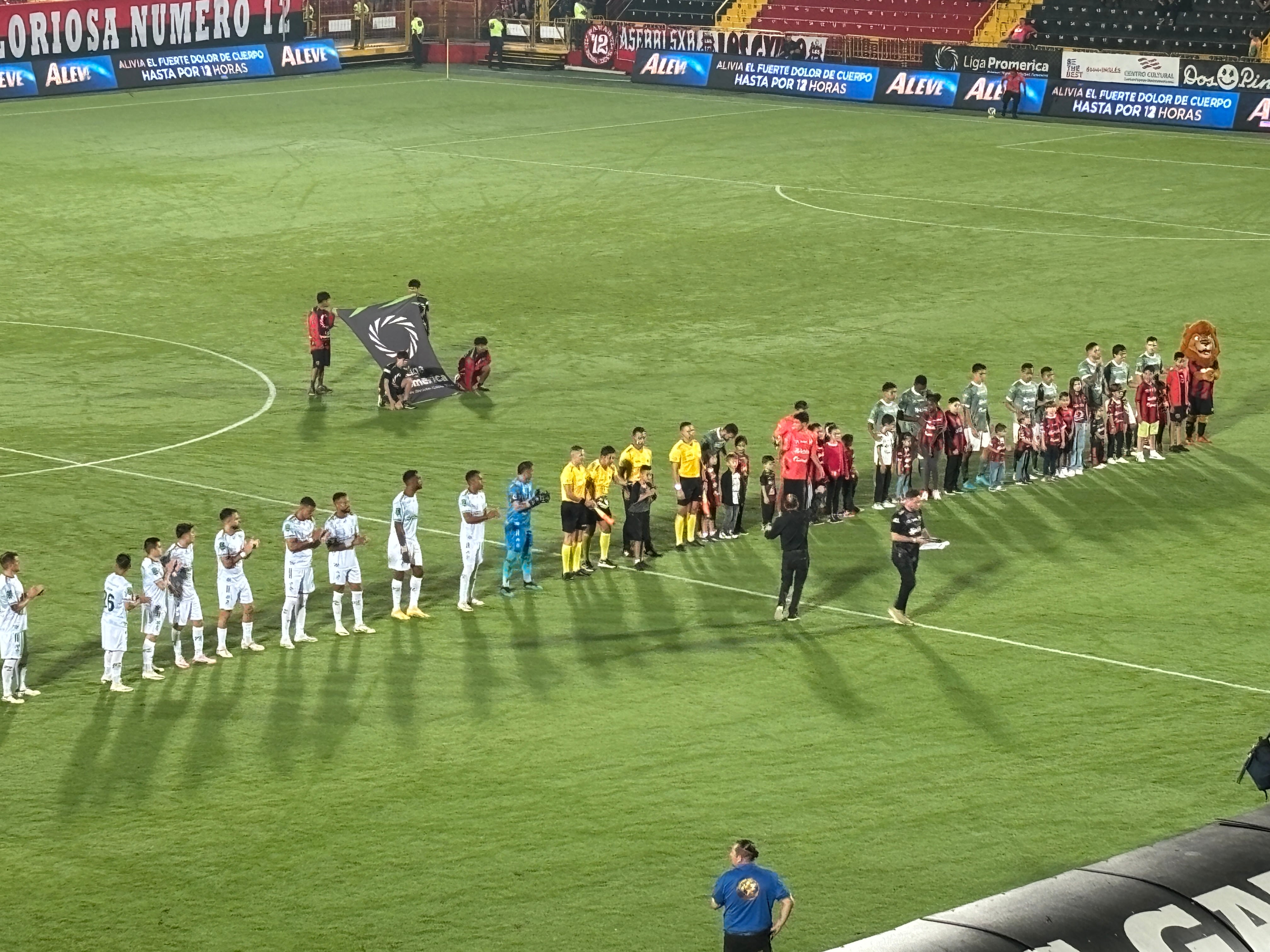 Liga Deportiva Alajuelense y Pérez Zeledón salieron unos minutos antes de las 8 p. m. a la gramilla híbrida del Estadio Alejandro Morera Soto.