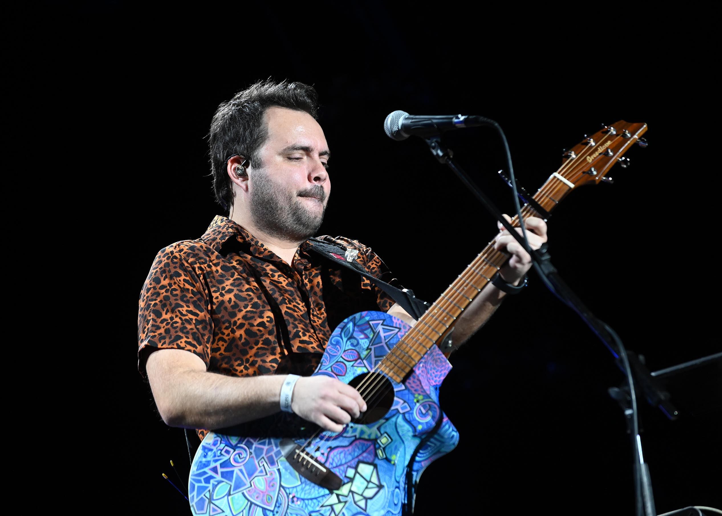 02 de marao del 2025. Parque Viva en la Guácima de Alajuela. Concierto de Camila, banda mexicana de pop rock formada en 2005 por Mario Domm, Samo y Pablo Hurtado . En la foto: Los músicos interpretaron sus canciones mas conocidas cuyo tema central es el amor y los y las presentes cantaron a viva voz las canciones de la banda. Telonero Mau Madriz. Foto: Albert Marín para La Nación.