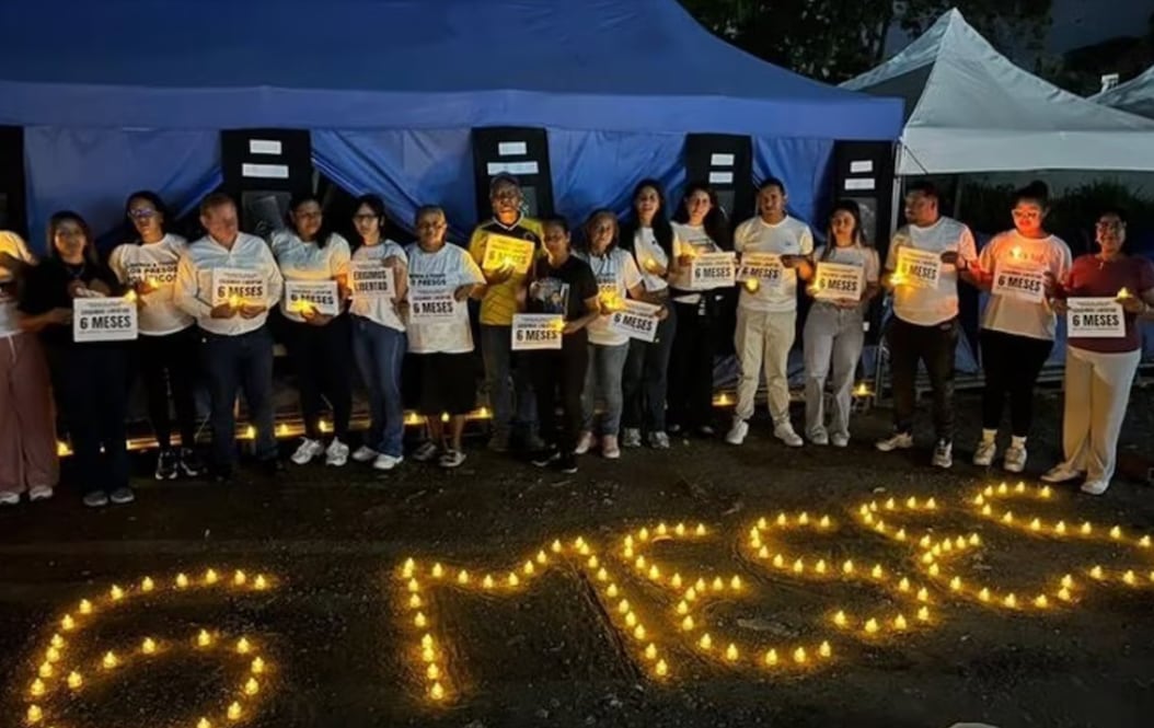 Familiares de presos políticos se manifestaron frente a la prisión El Rodeo I para exigir información sobre los detenidos y una investigación por las denuncias de presuntos malos tratos tras los terremotos.