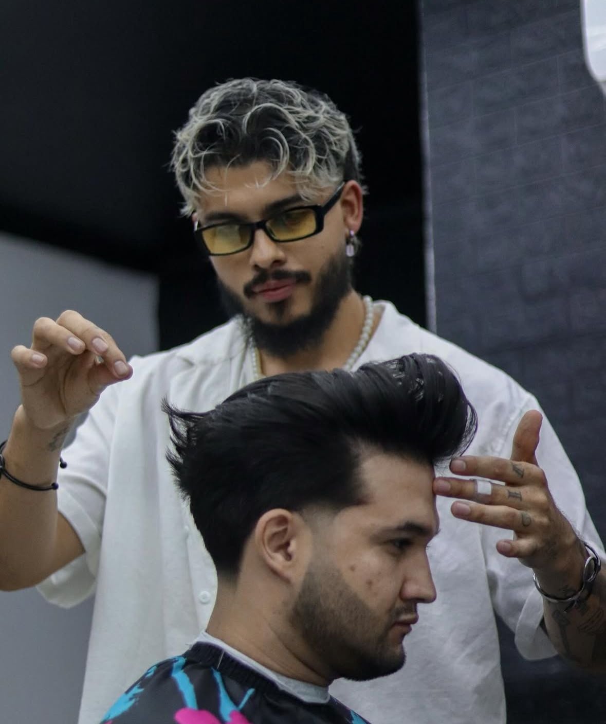 Joseph González procura complacer a sus clientes con lo que desean, pero siempre les ofrece una asesoría basada en lo que, según su criterio profesional, les puede favorecer más.