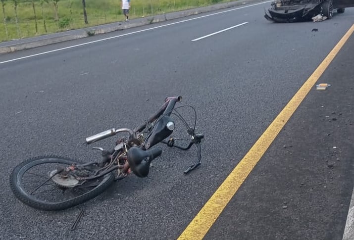 Ciclista muere tras violento atropello de automóvil