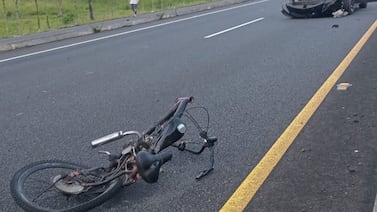Ciclista muere tras violento atropello de automóvil