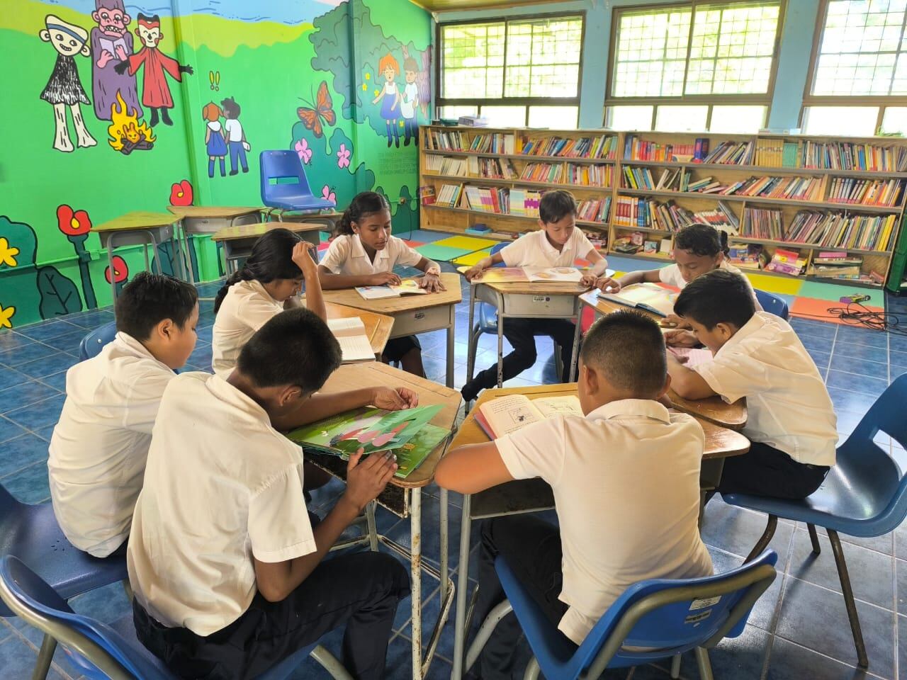 Lectura en comunidad, rinconcito en la Escuela Maquencal.