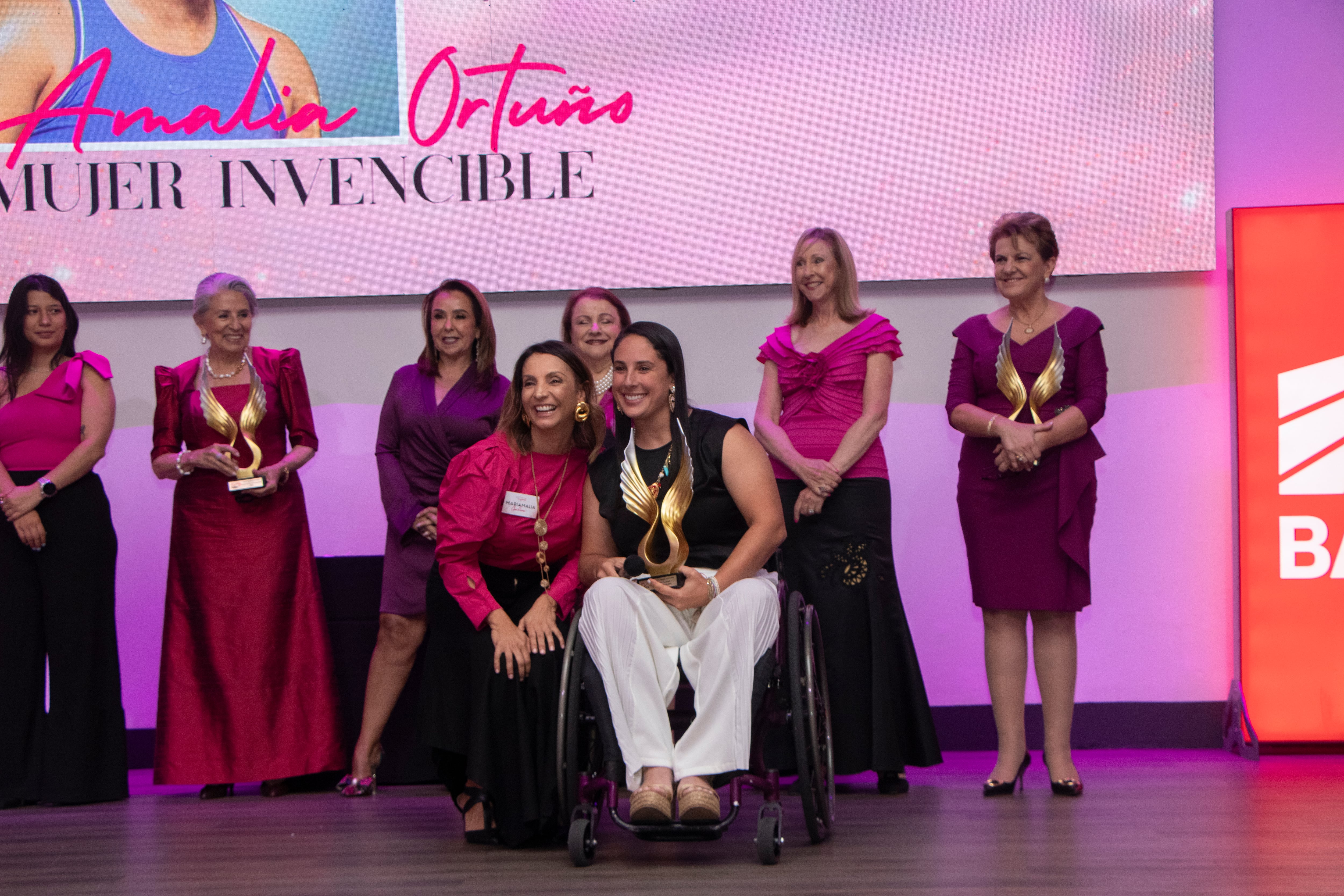 Amalia Ortuño recibió el premio a Mujer Invencible en la Noche Magenta 2026.