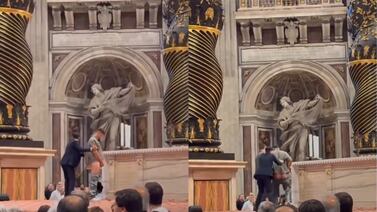 Hombre orinó y profanó altar en la Basílica de San Pedro durante misa en el Vaticano