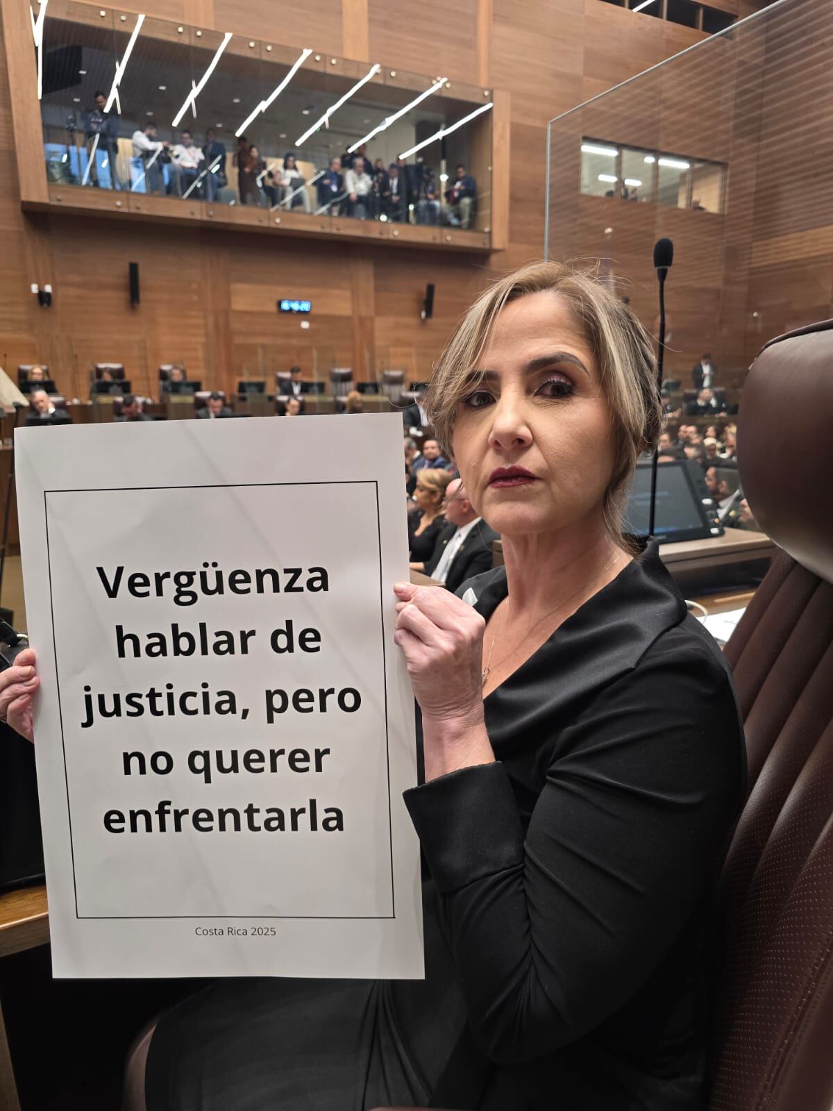 Diputados muestran mensajes de protesta durante discurso de Rodrigo Chaves