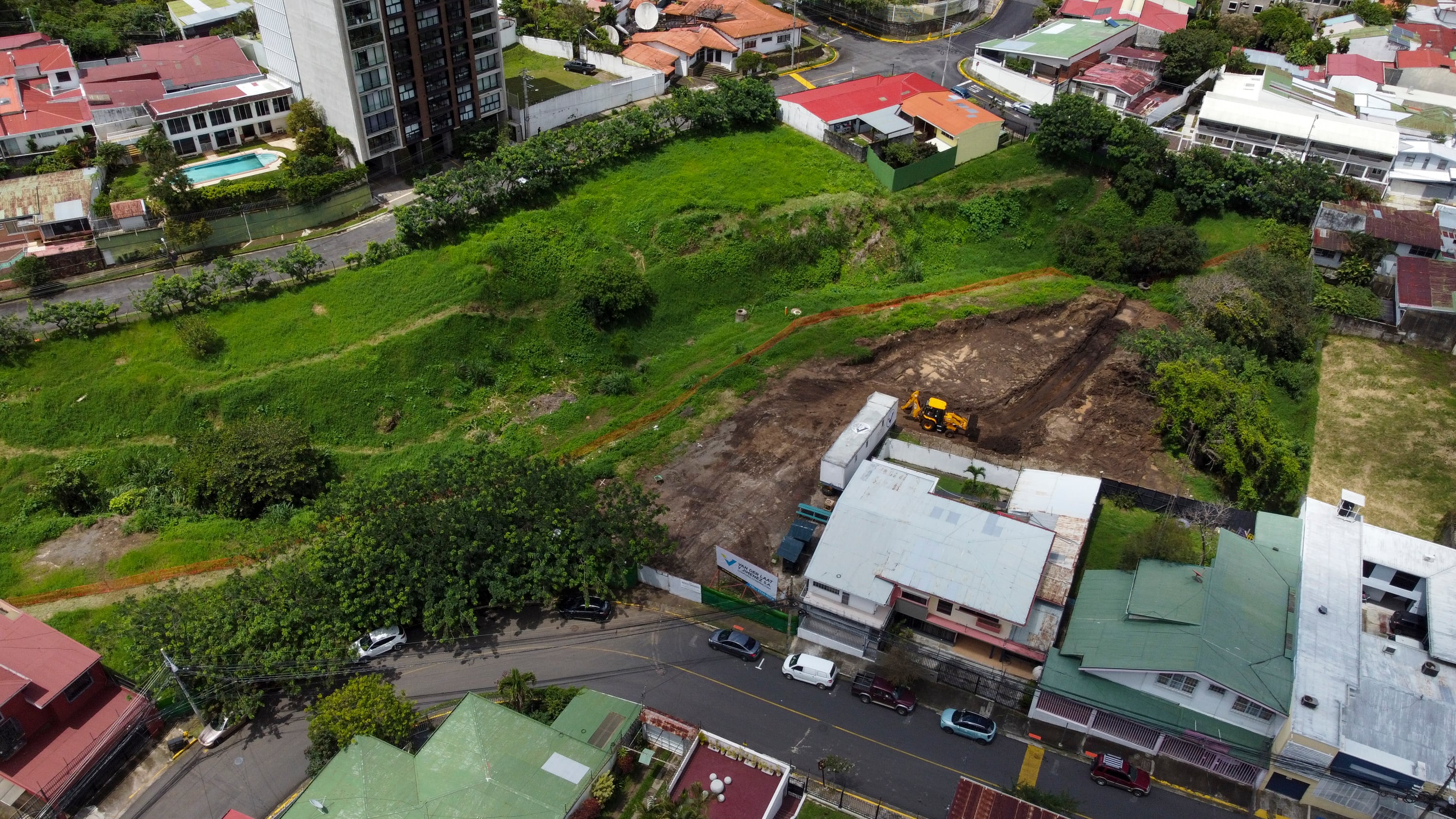 25/06/2025, San José, Barrio Escalante, movimientos de tierra en terreno en Barrio Escalante.