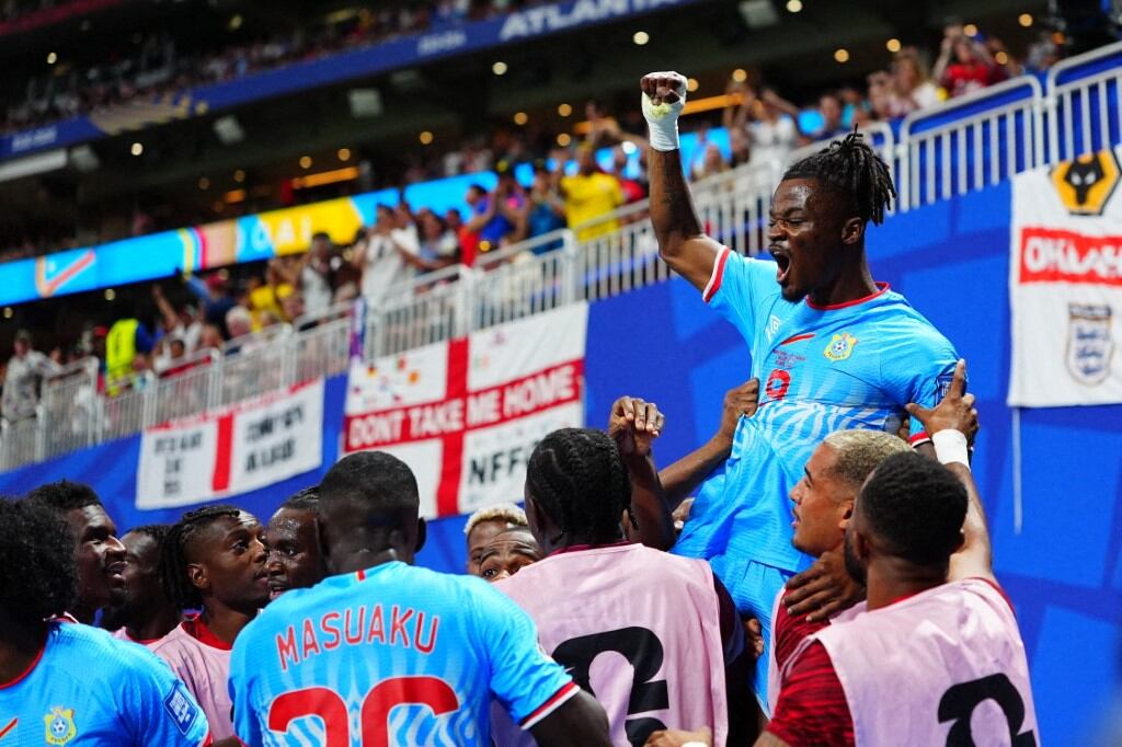 Brian Cipenga festeja su anotación en el partido entre Inglaterra y Congo en los dieciseisavos de final del Mundial 2026.