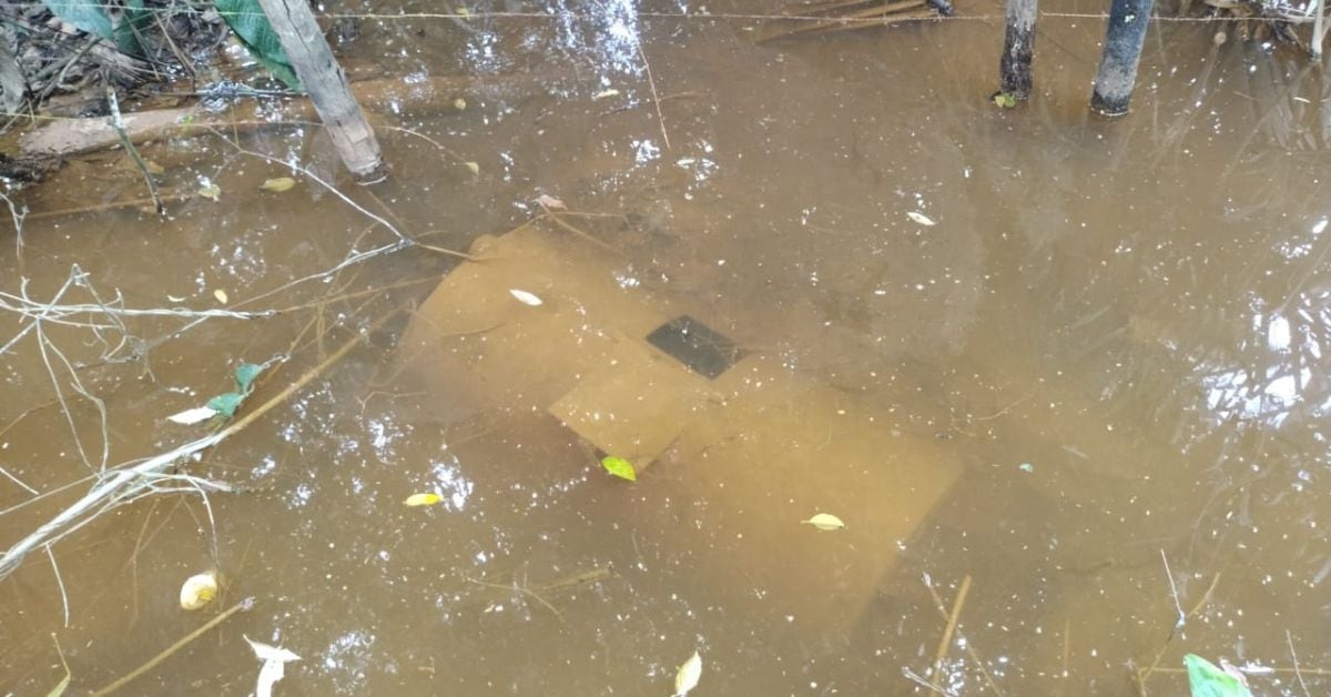 Los mineros ilegales recurrieron a las pozas, lagunas y quebradas de la zona de Crucitas para ocultar sus tómbolas, equipo que utilizan para separar el oro de las piedras. (Foto: cortesía MSP)