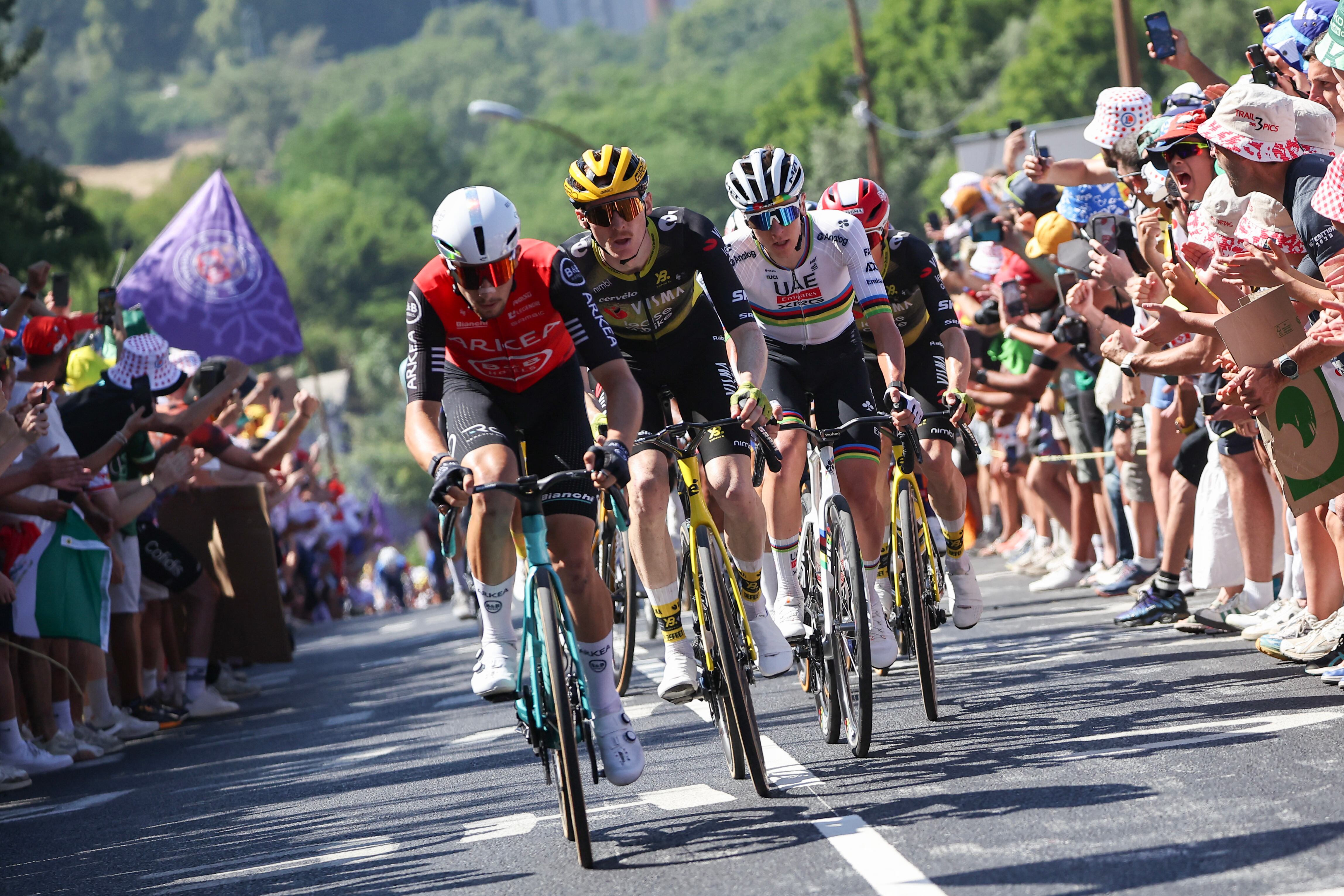 El francés Kevin Vauquelin, el estadounidense Matteo Jorgenson, el esloveno Tadej Pogacar y el danés Jonas Vingegaard suben en Cote de Pech durante la etapa 11 del Tour de Francia.