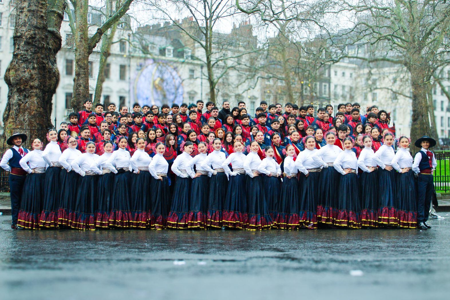 Imagen de los integrantes de la Banda Comunal La Fortuna que desfiló por las calles de Londres representando a Costa Rica este 1.º de enero. Fotografía: Ministerio de Cultura Juventud y Deportes.