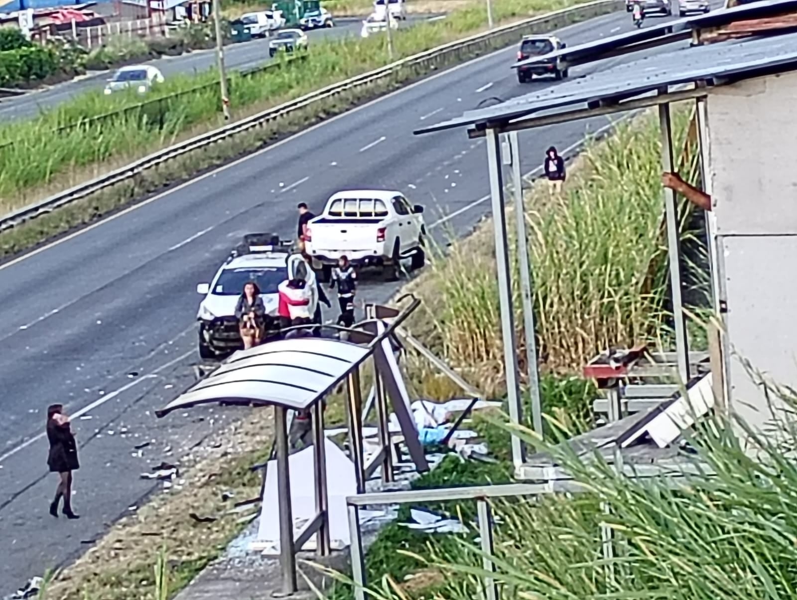 Uno de los accidentes involucró el choque de un vehículo liviano contra una parada de autobús y una valla divisoria en la autopista Florencia del Castillo.