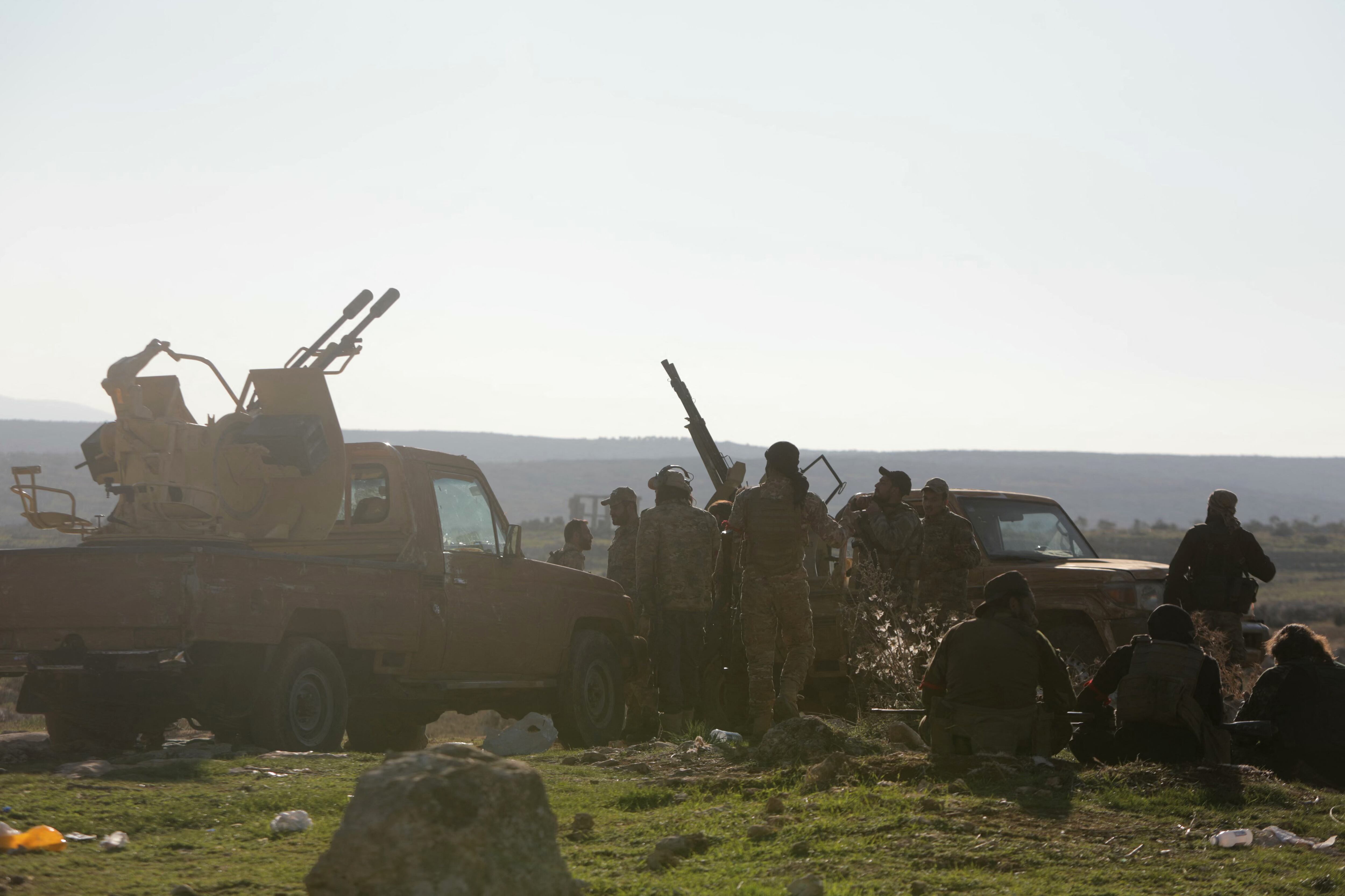 Combatientes antigubernamentales toman posición cerca de Tal Rifaat, al norte de Siria, el 1°. de diciembre de 2024. La ofensiva rebelde busca controlar la región de Alepo.