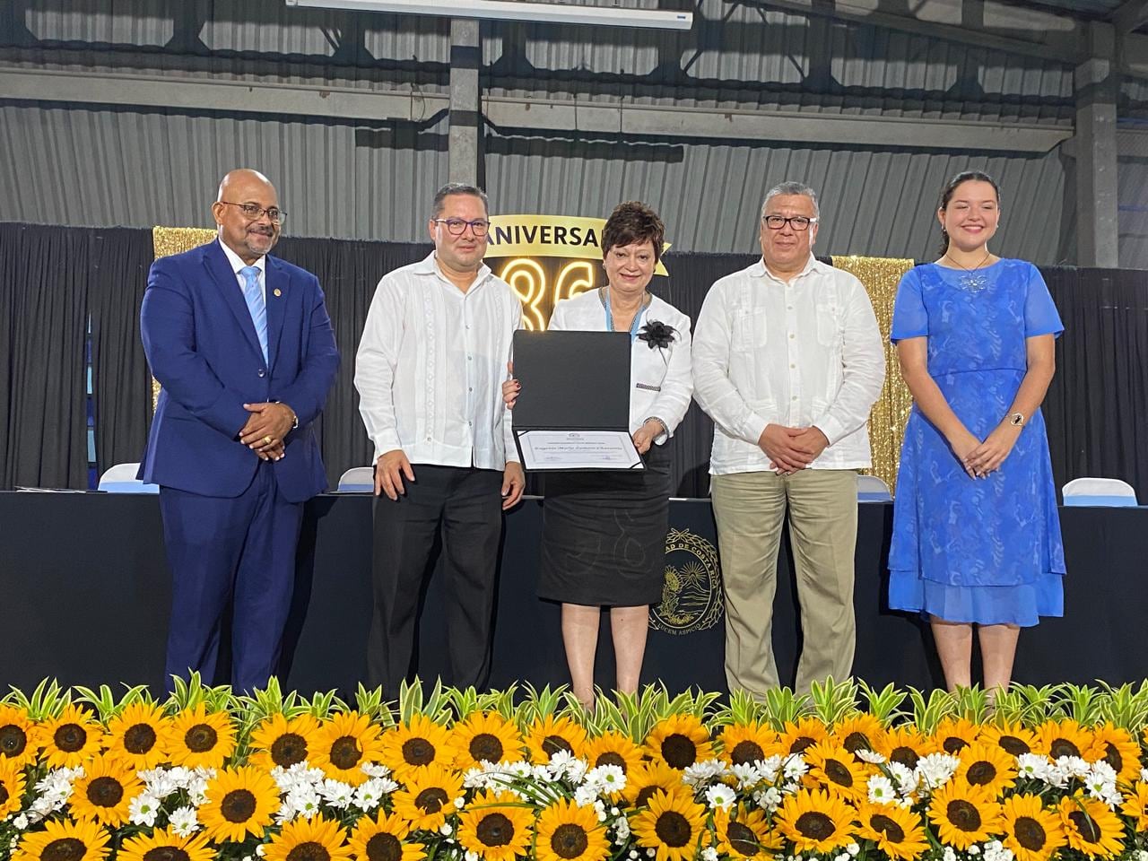 Eugenia Zamora Chavarría, presidenta del Tribunal Supremo de Elecciones, recibió el Premio Rodrigo Facio Brenes 2026, máxima distinción de la Universidad de Costa Rica, por su trayectoria y aportes a la democracia y la institucionalidad del país.