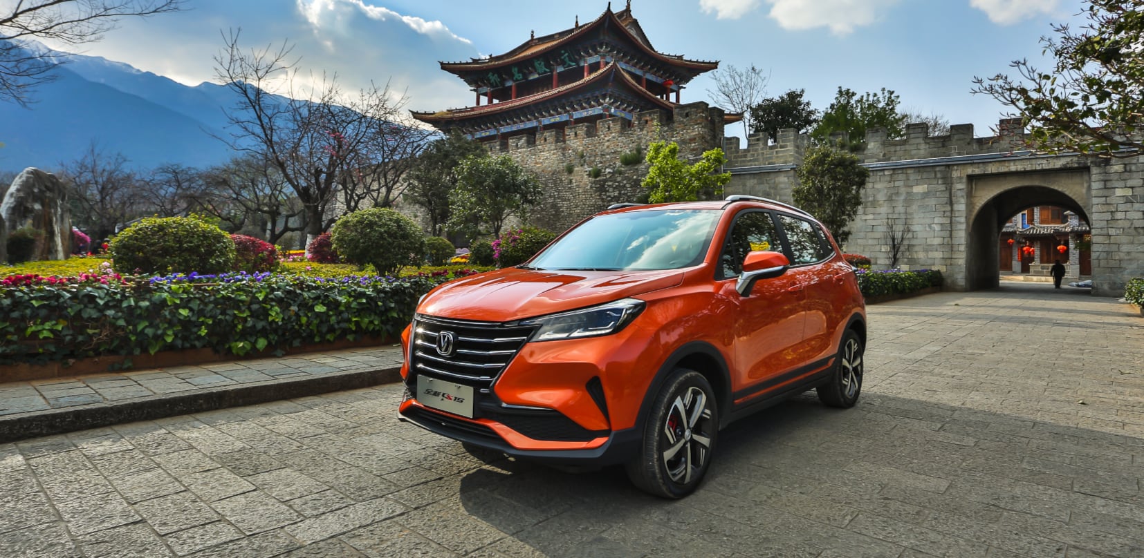 Vehículo de dimensiones que se adaptan a las necesidades del día a día, ágil en ciudad. Un vehículo que impacta visualmente y representa estilo sin pagar precios de segmentos superiores.