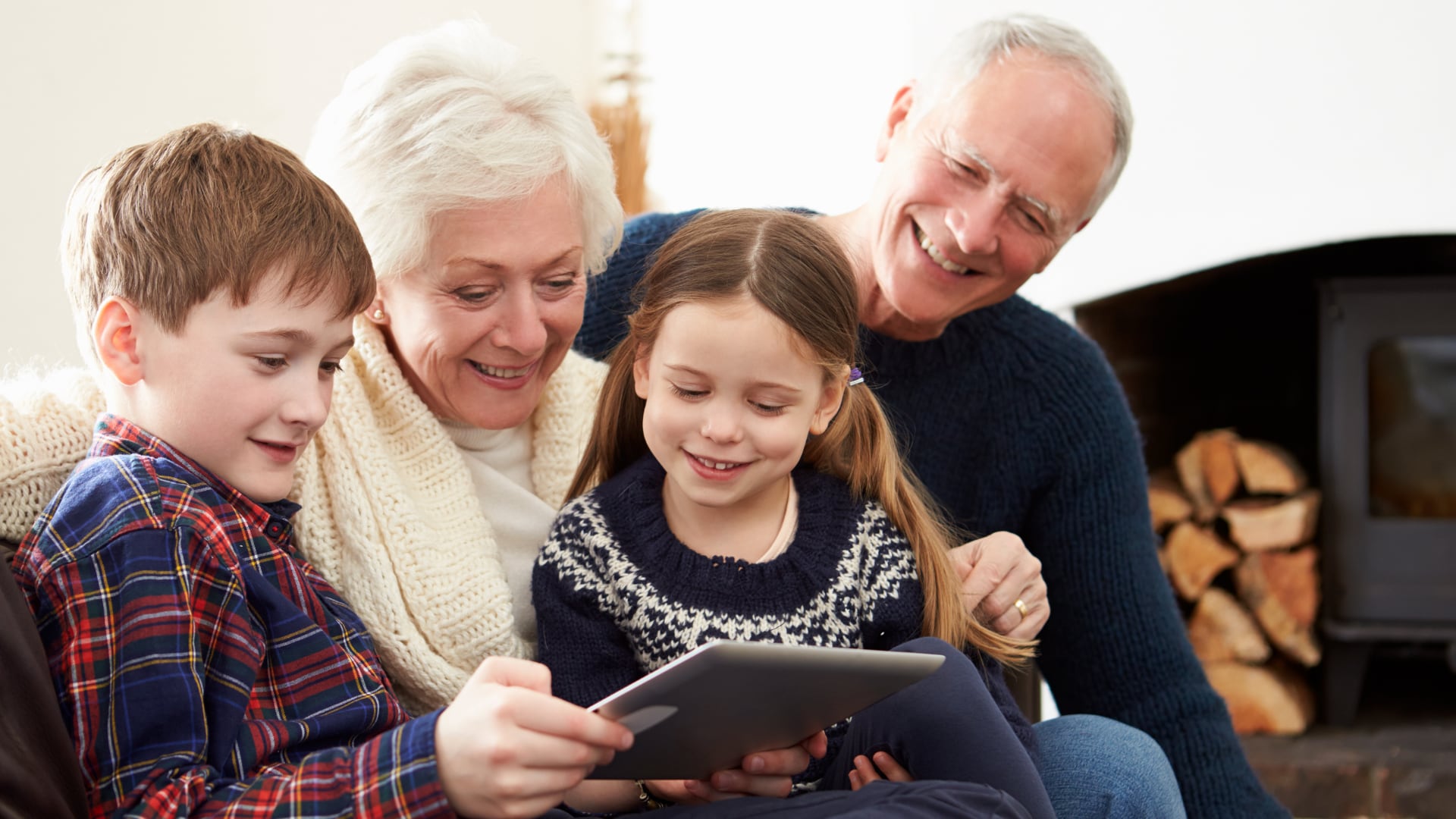 Un estudio con más de 1.700 adultos mayores halló mejor desempeño cognitivo en quienes cuidan nietos, sin importar cuántas horas dediquen.