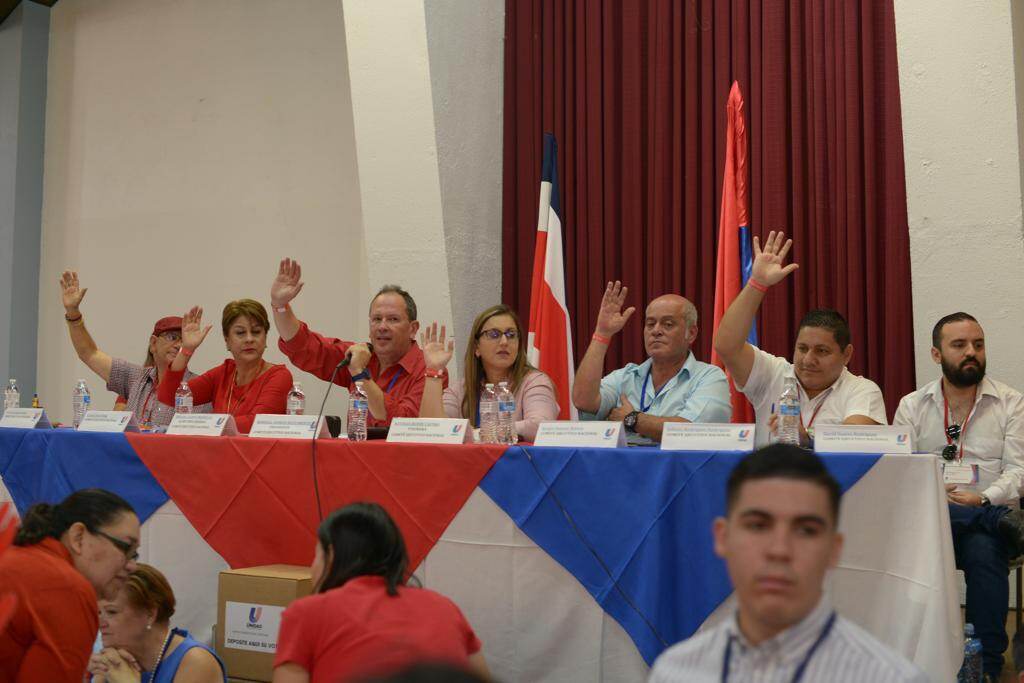 El Comité Directivo del PUSC, presidido por Rándall Quirós (de tercero de izq. a der.) dirigió este domingo la Asamblea Nacional del PUSC en barrio México. Foto: José Díaz / Agencia Ojo por Ojo