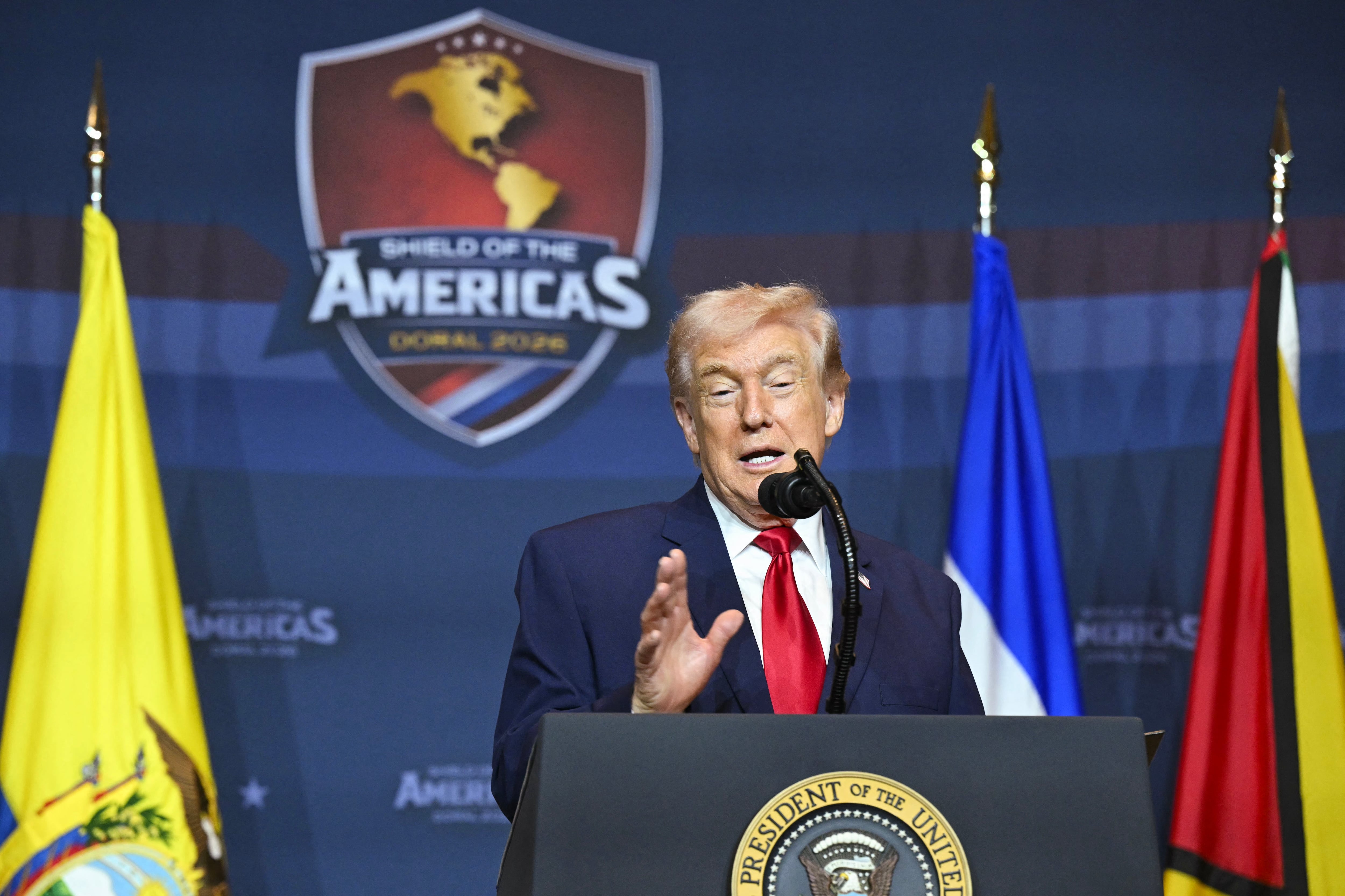 El presidente de Estados Unidos, Donald Trump, durante la Cumbre "Escudo de las Américas" en el Trump National Doral de Miami, Florida, este 7 de marzo. El presidente Trump recibe a una docena de líderes de derecha de América Latina y el Caribe para abordar los problemas que enfrenta la región, desde el crimen organizado hasta la inmigración ilegal.