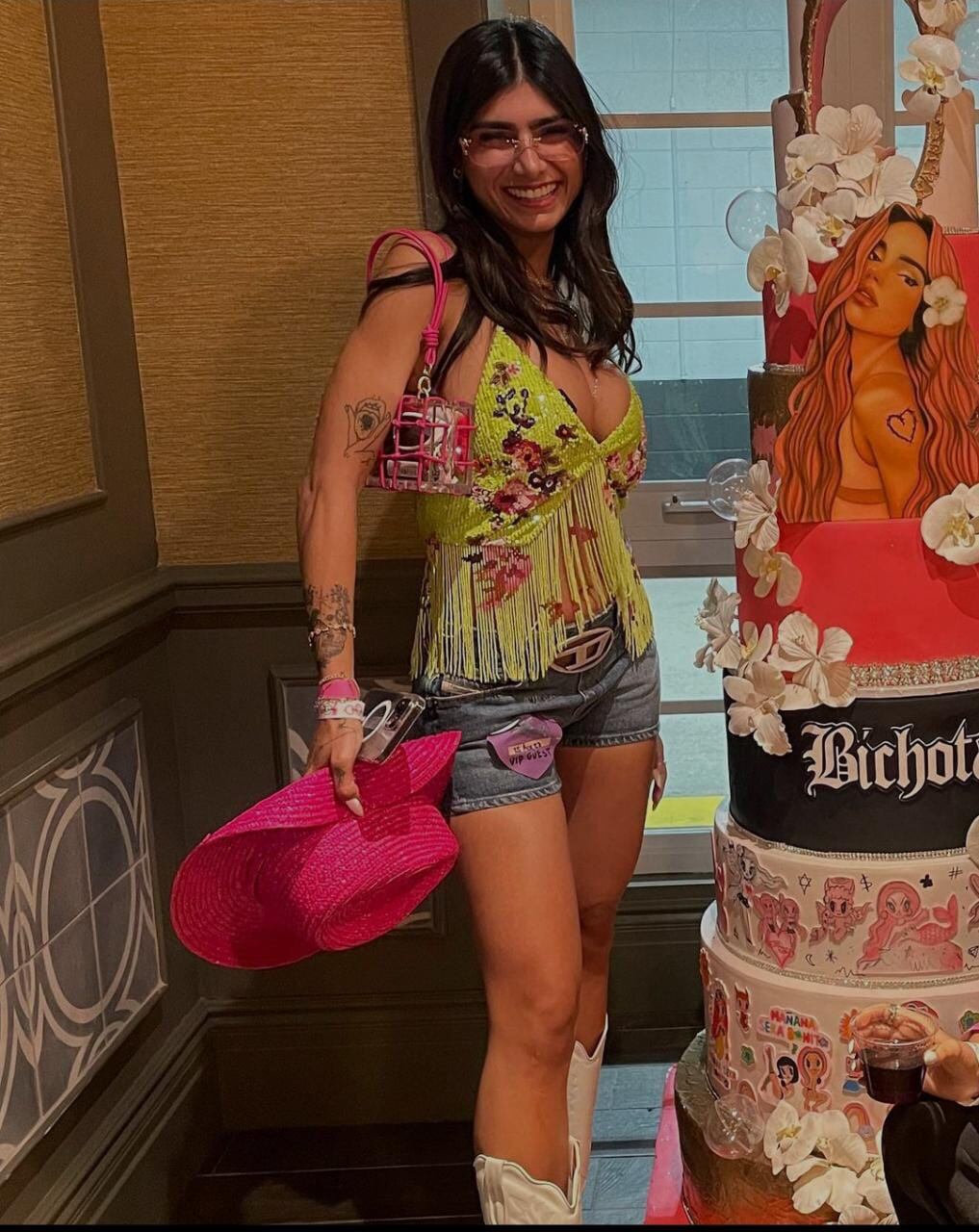 La libanesa posó con esta promo de Karol G donde se lee "Bichota", apodo con que la cafetera se ha dado a conocer desde que saltó a la fama. Foto: Instagram