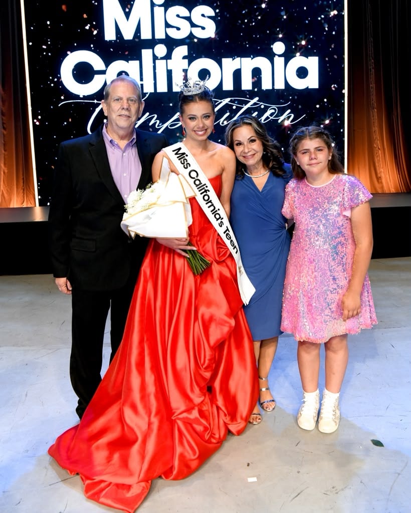 Julianne Rocke acompañada de sus padres Matt Rocke, Marcela Rocke y su hermana Kelly Rocke el día de su coronación.