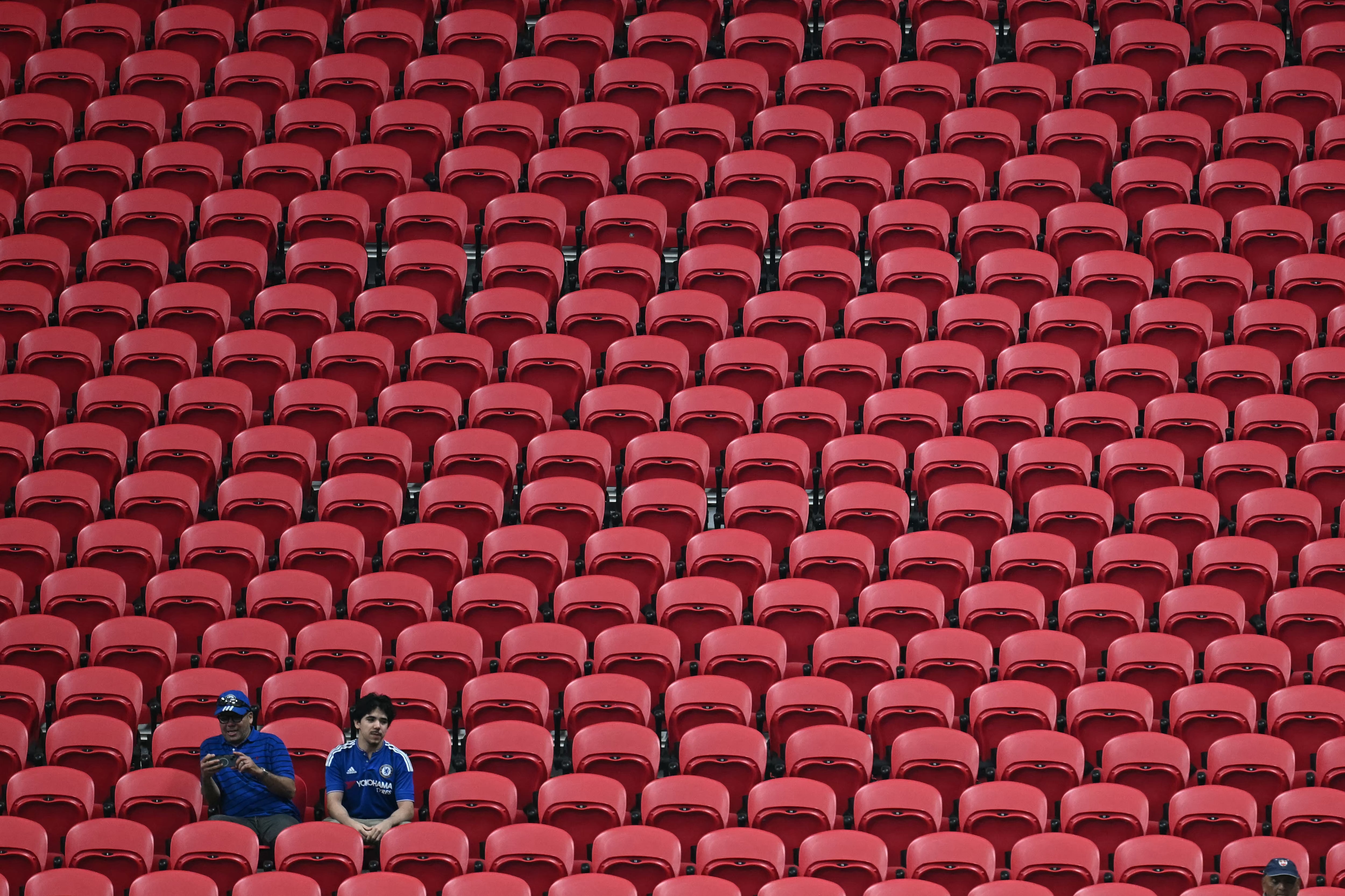 Dos aficionados al Chelsea "abarrotan" las graderías del estadio Mercedes Benz en Atlanta, para el partido ante LAFC por el Mundial de Clubes. Los primeros días del torneo han mostrado graderías vacías.