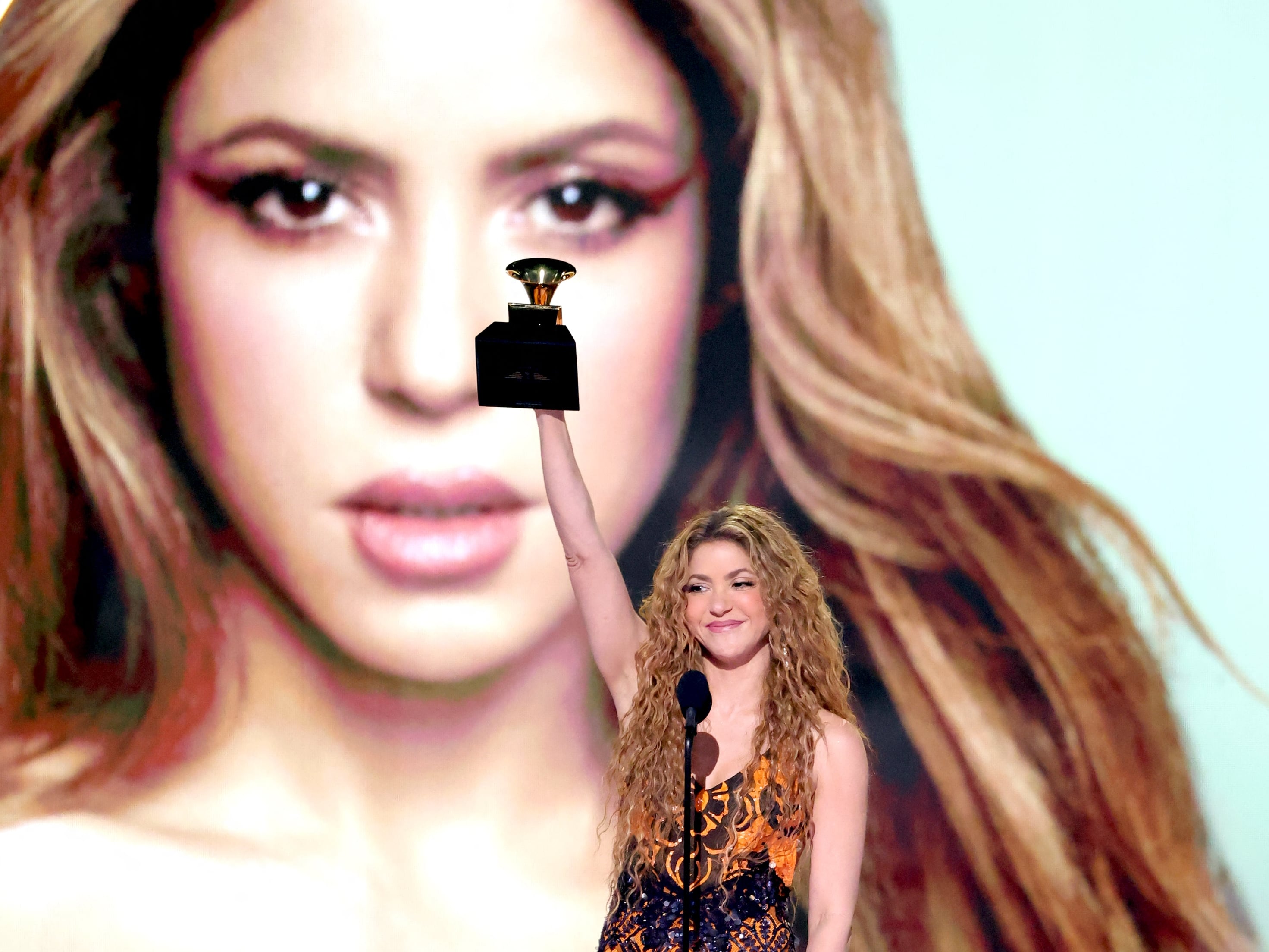 Cantante levanta premio Grammy con su mano