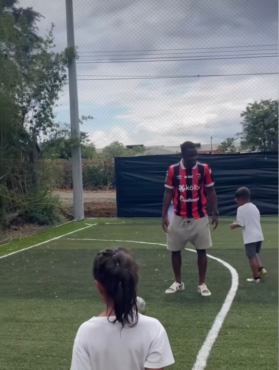 Joel Campbell se divirtió con los invitados a la fiesta de su hijo Jayden. Y lo hizo con la camisa de Alajuelense bien puesta.