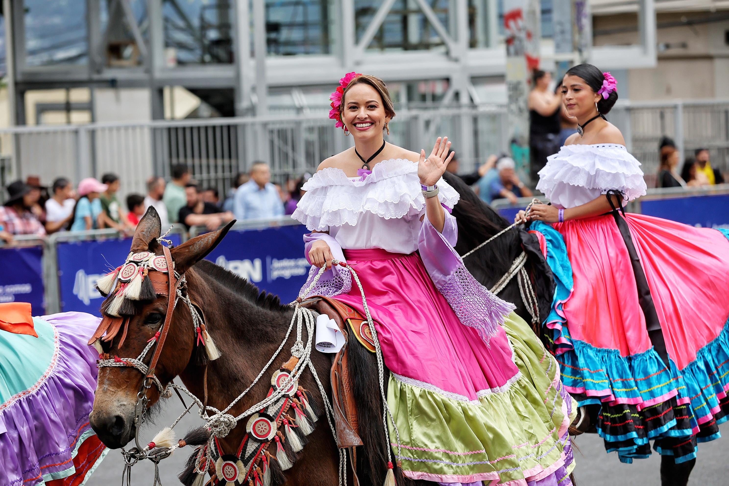 Imágenes del Tope Nacional que se realizó este 26 de diciembre del 2024 en las principales calles de Montes de Oca. En las imágenes se ve a caballos y caballistas, así como manifestantes en contra del maltrato animal y bailarinas típicas en la actividad.