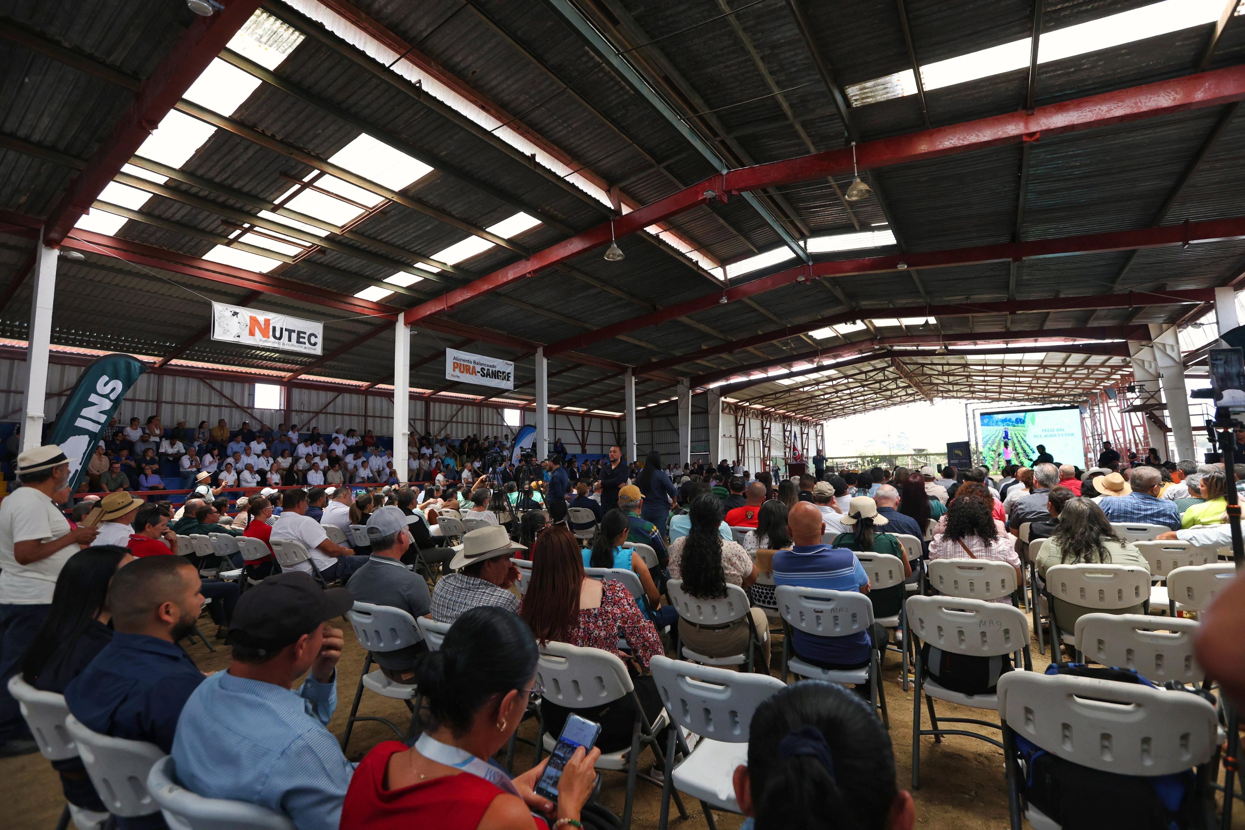 La presidenta Laura Fernández, junto al ministro de Agricultura Juan Gabriel Ramírez, asistieron a Campo de Ayala, en Cartago, a celebrar el Día del Agricultor.