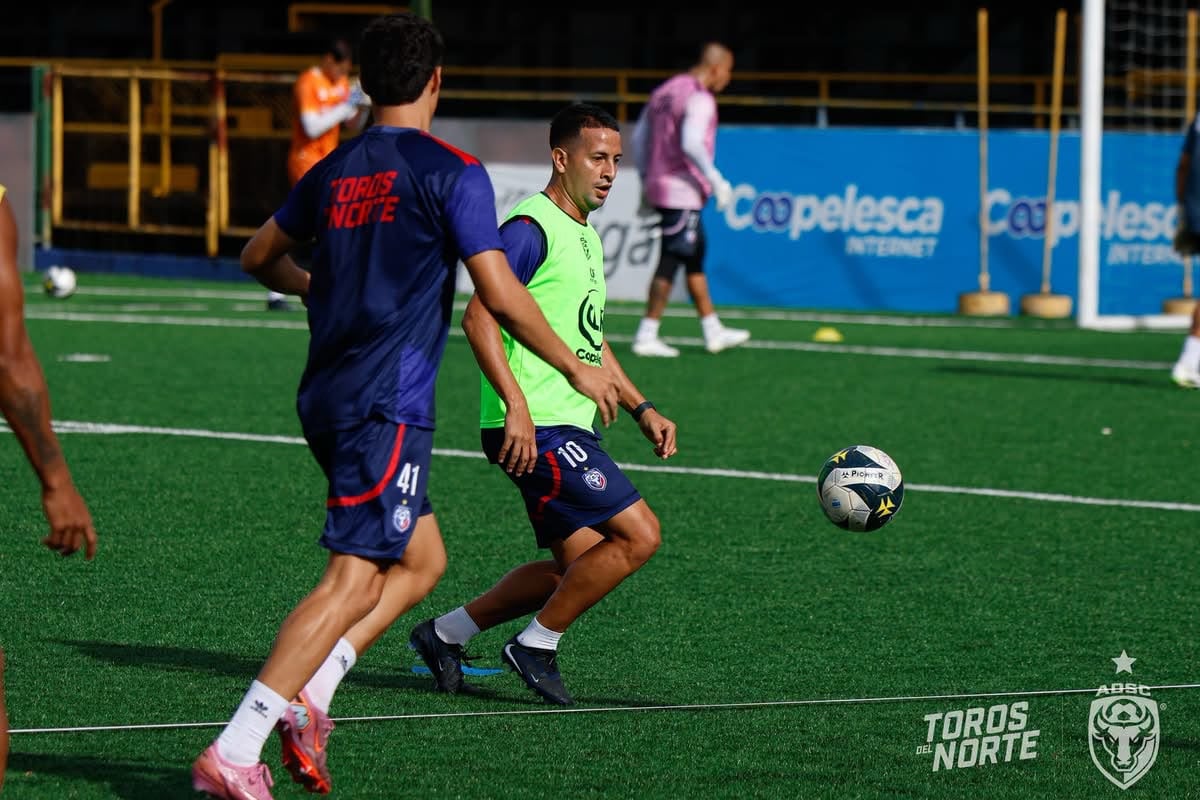 Kenneth Cerdas, volante de San Carlos, en un entrenamiento del conjunto norteño esta misma semana previo a la primera fecha del Apertura 2026.