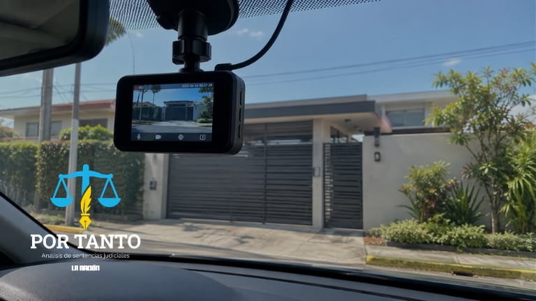 en esta imagen con fines ilustrativos generada con IA, una dashcam apuntando a una vivienda