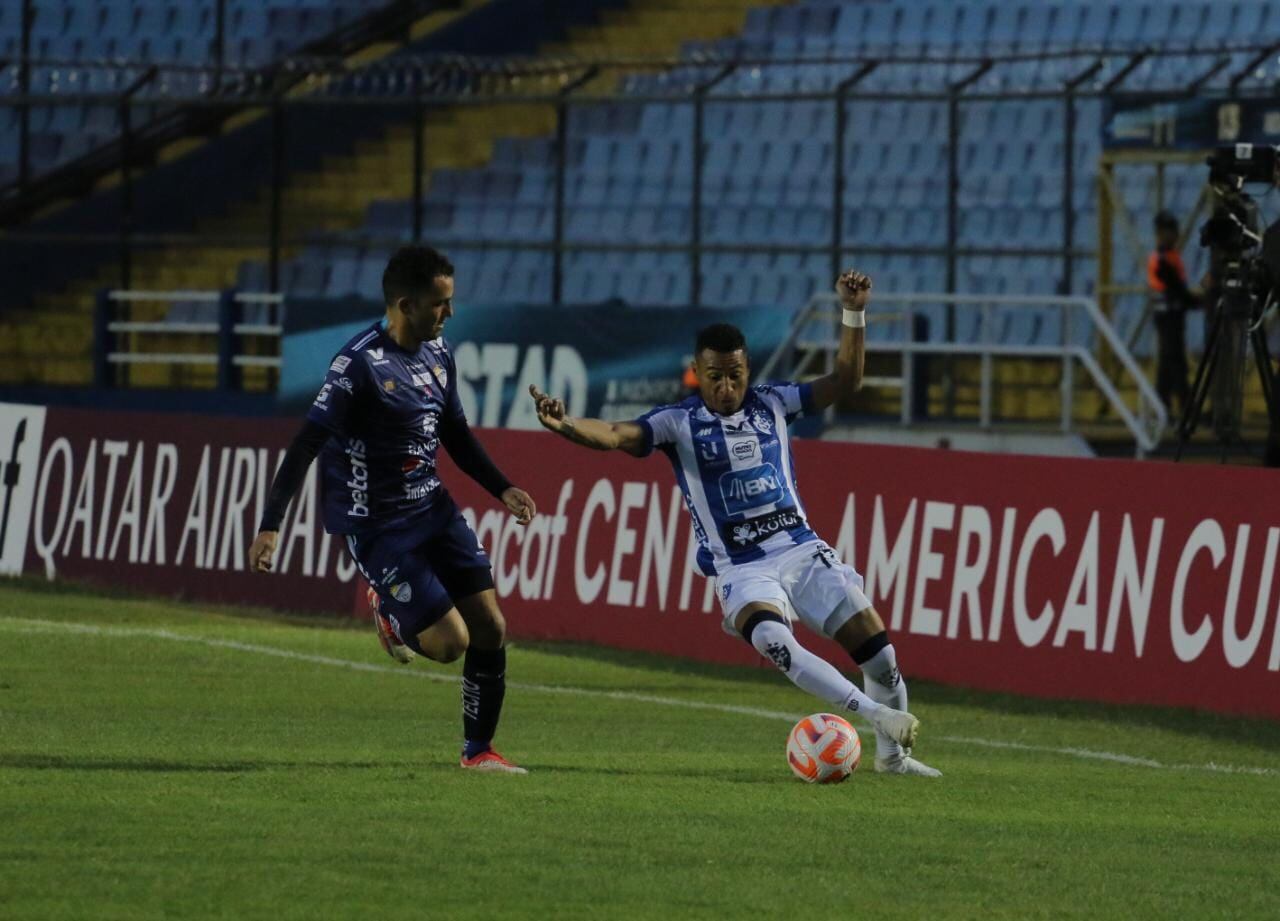 El atacante del Cartaginés, Jossimar Pemberton (izquierda) salió como estelar ante el Cobán Imperial, en la Copa Centroamericana.