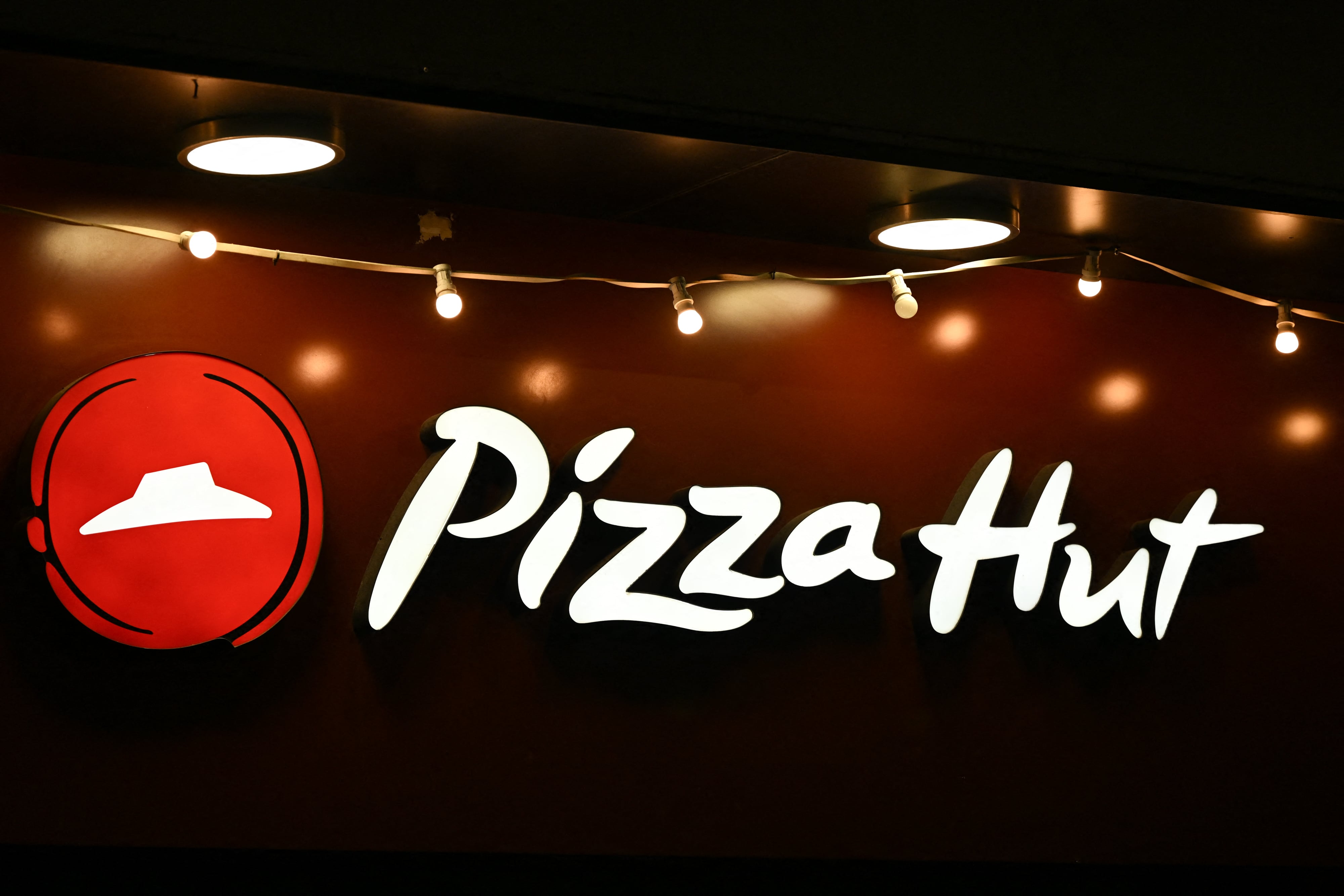 Yum! Brands acordó vender Pizza Hut por $2.700 millones y espera cerrar ambas transacciones en el tercer trimestre de 2026.