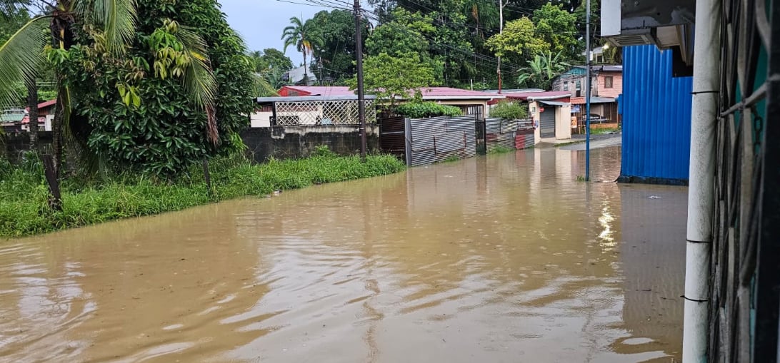 La Comisión Nacional de Emergencias compartió imágenes que evidencian el nivel del agua en algunas calles.