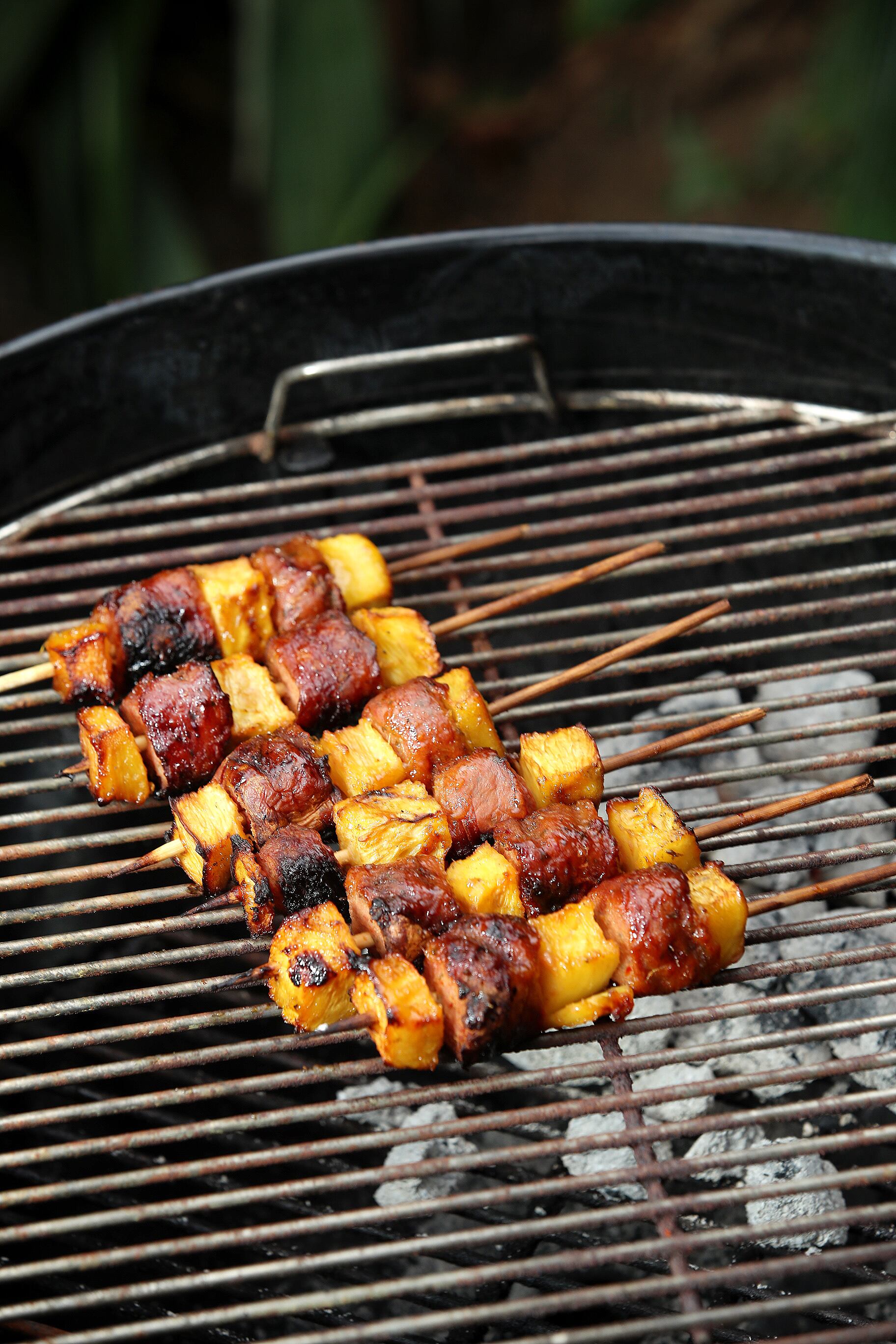 Imagen de carne cocinándose sobre una parrilla.