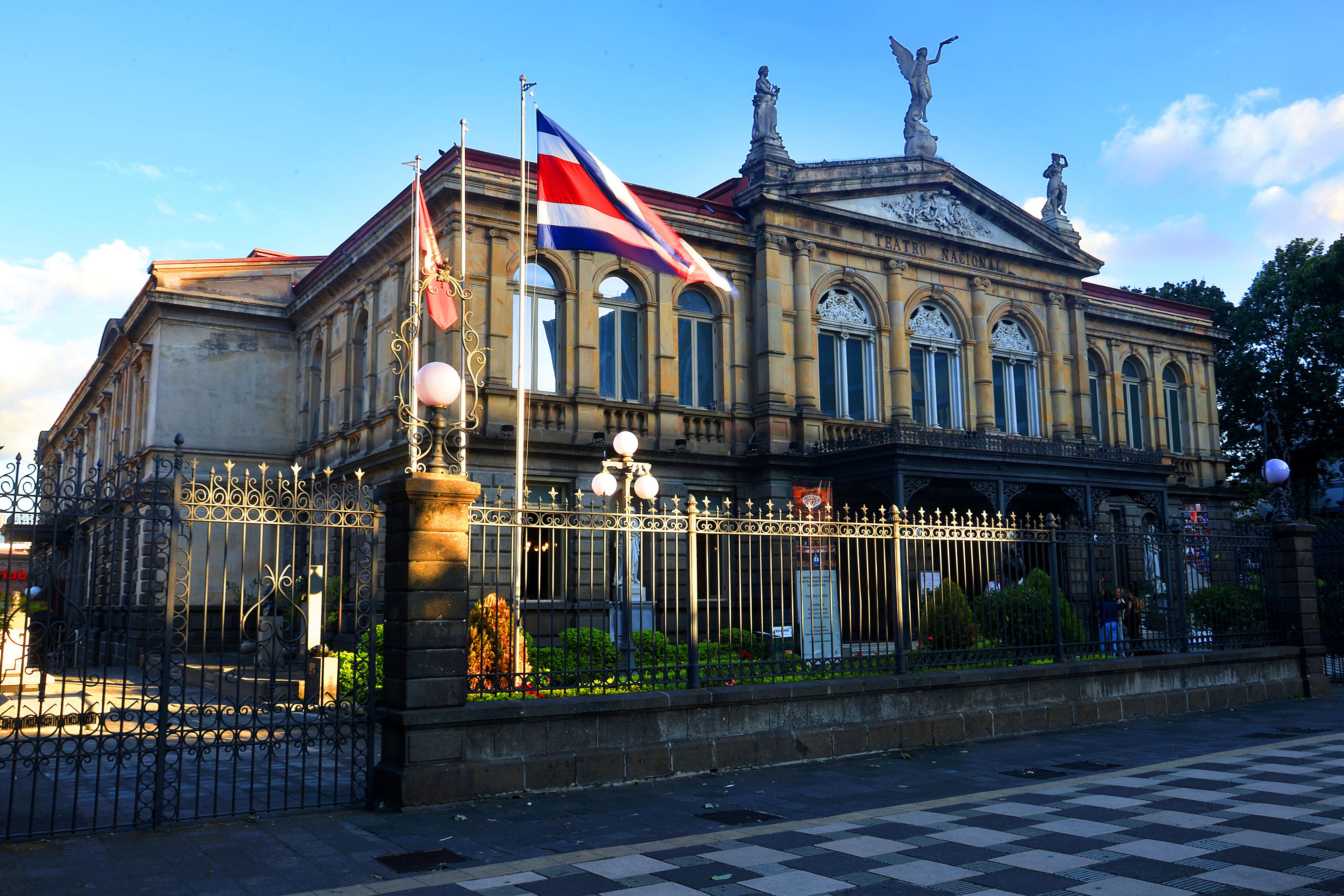 Fachada del Teatro Nacional.