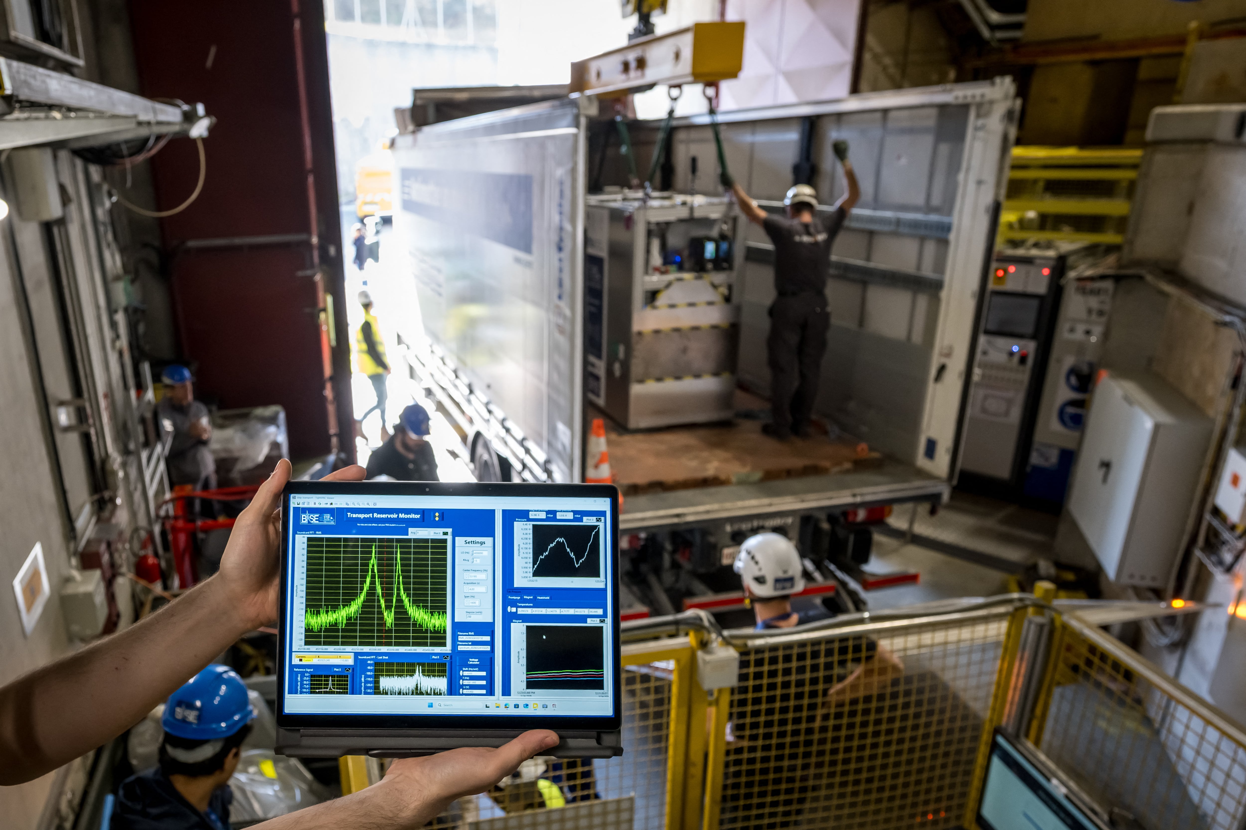 Un dispositivo portátil criogénico de trampa de Penning, especialmente diseñado y lleno con una nube de 92 antiprotones, se sube a un camión durante una exitosa prueba del primer sistema de entrega de antimateria del mundo, realizada por el experimento BASE-STEP del CERN.