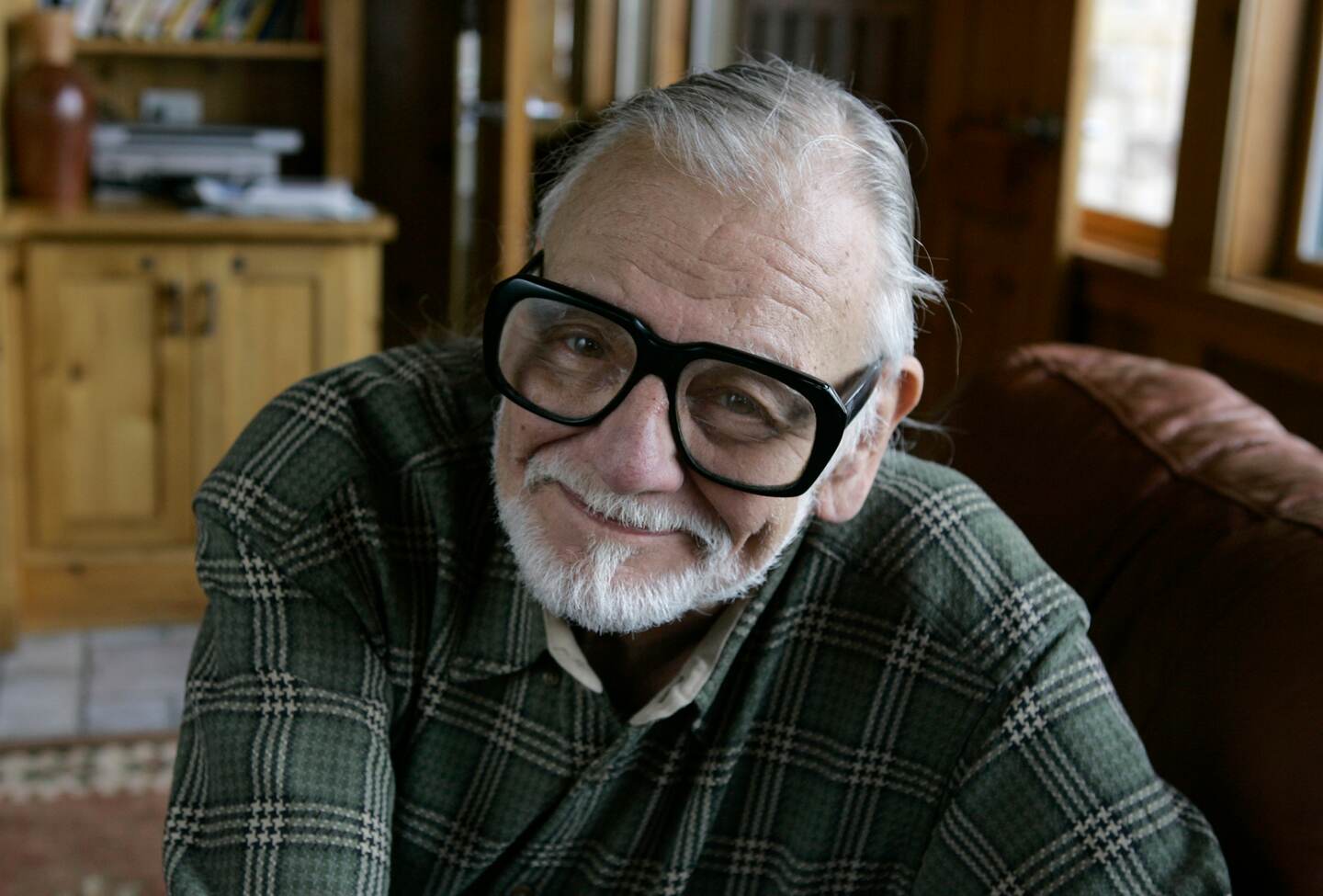 El cineasta neoyorquino George A. Romero, maestro del terror de serie B y del género zombi gracias a la cinta 'La noche de los muertos vivientes', falleció a los 77 años a causa de un cáncer de pulmón.