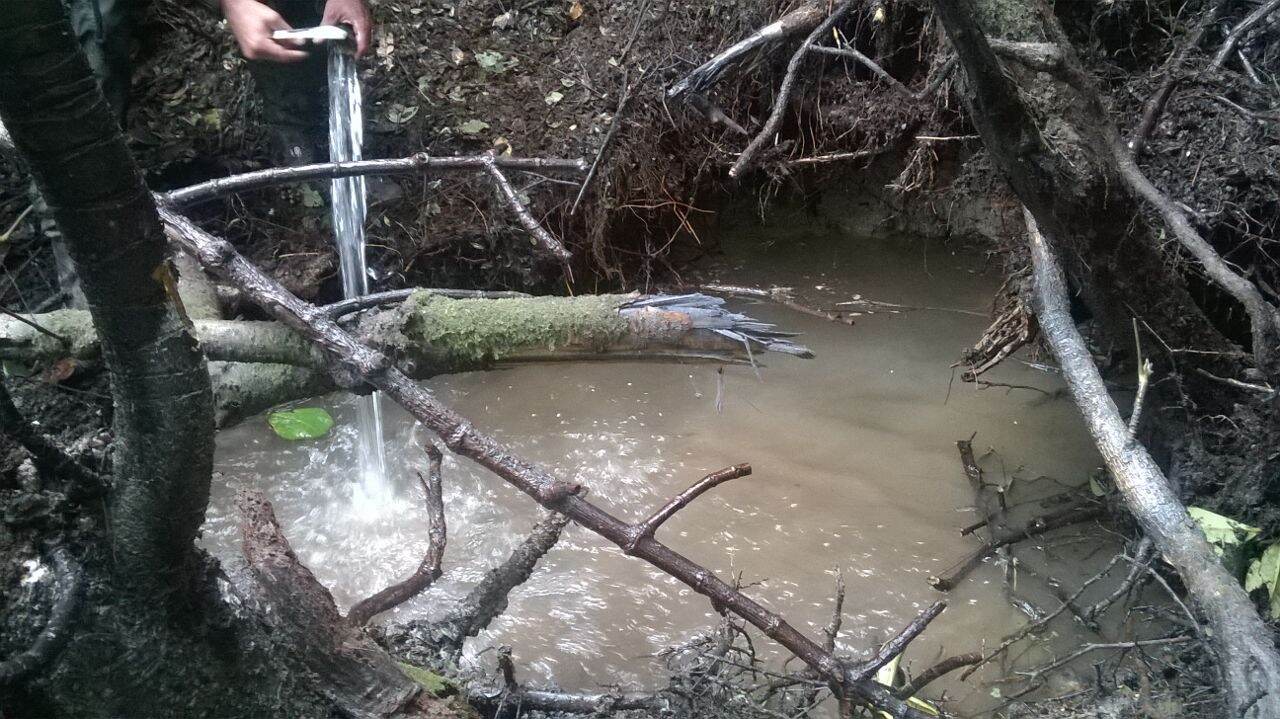 Una piedra de dos metros rompió el tubo de agua potable que abastece la casa de funcionarios, por lo que el sábado en una rápida incursión, lo repararon.