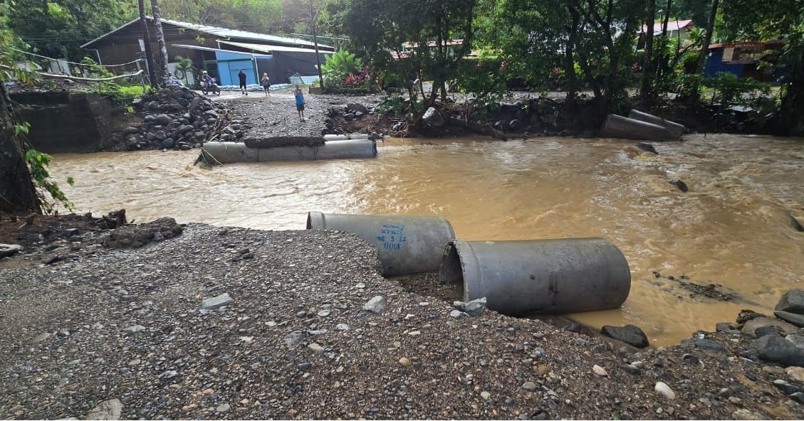 Los fuertes aguaceros de los últimos días destruyeron el vado sobre el río balso en Ojochal de Osa. Funcionarios de la Municipalidad intentaron reparar el paso, pero el gran caudal del rio lo imposibilita. Foto: Municipalidad de Osa.