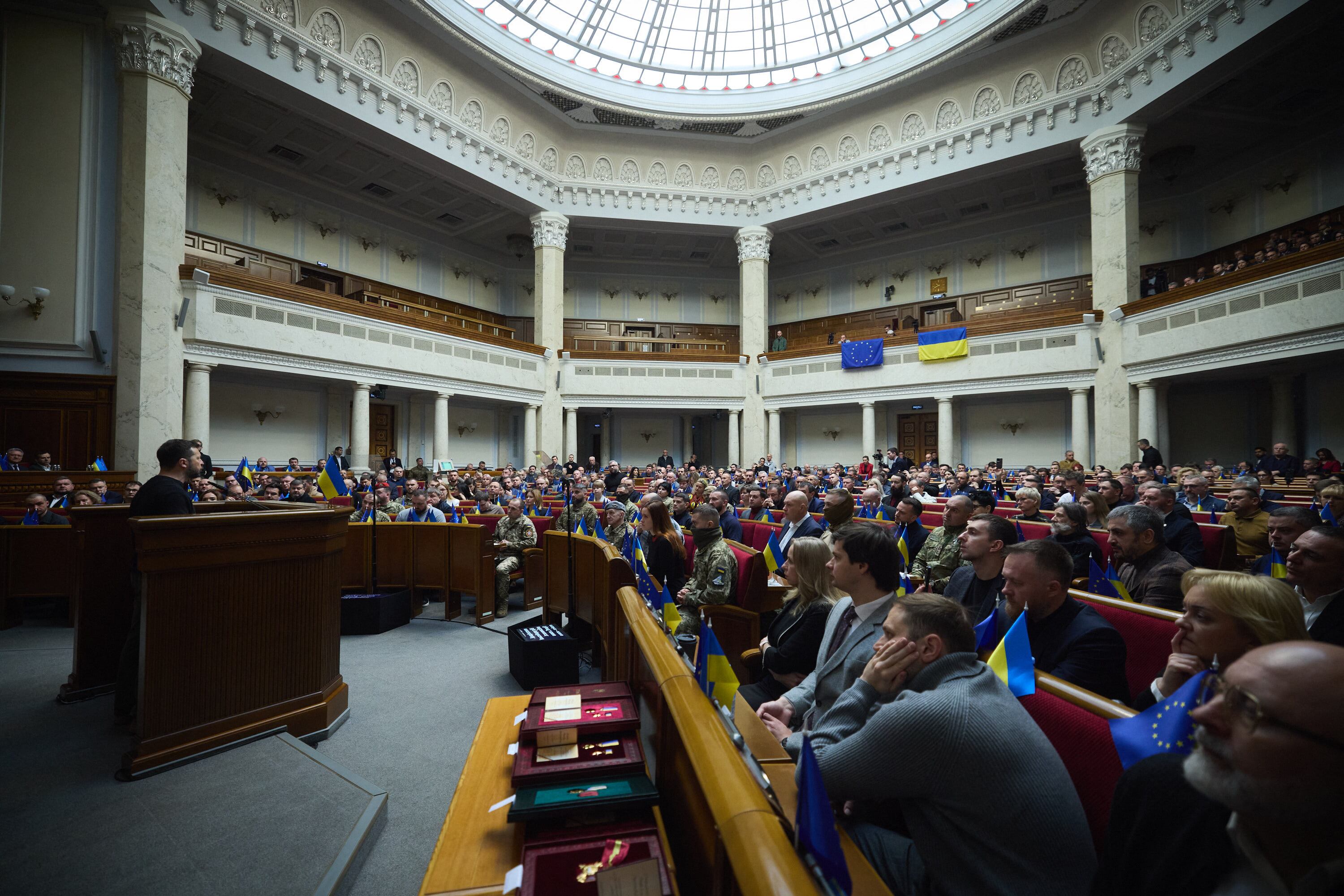 En esta fotografía tomada y difundida por el Servicio de Prensa Presidencial de Ucrania, el presidente de Ucrania, Volodymyr Zelensky (izq.), se dirige a los miembros del parlamento ucraniano en Kiev, allí afirmó que su país 'puede vencer a Rusia'.
